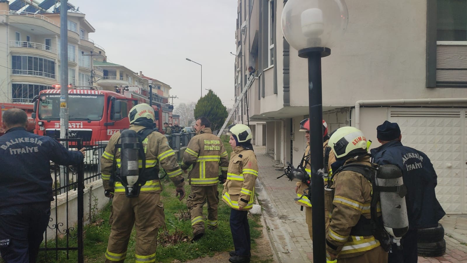 Balıkesir’in Edremit ilçesinde çok katlı bir binada çıkan yangında mahsur kalan vatandaşlar itfaiye tarafından kurtarıldı. Edinilen bilgiye göre ...