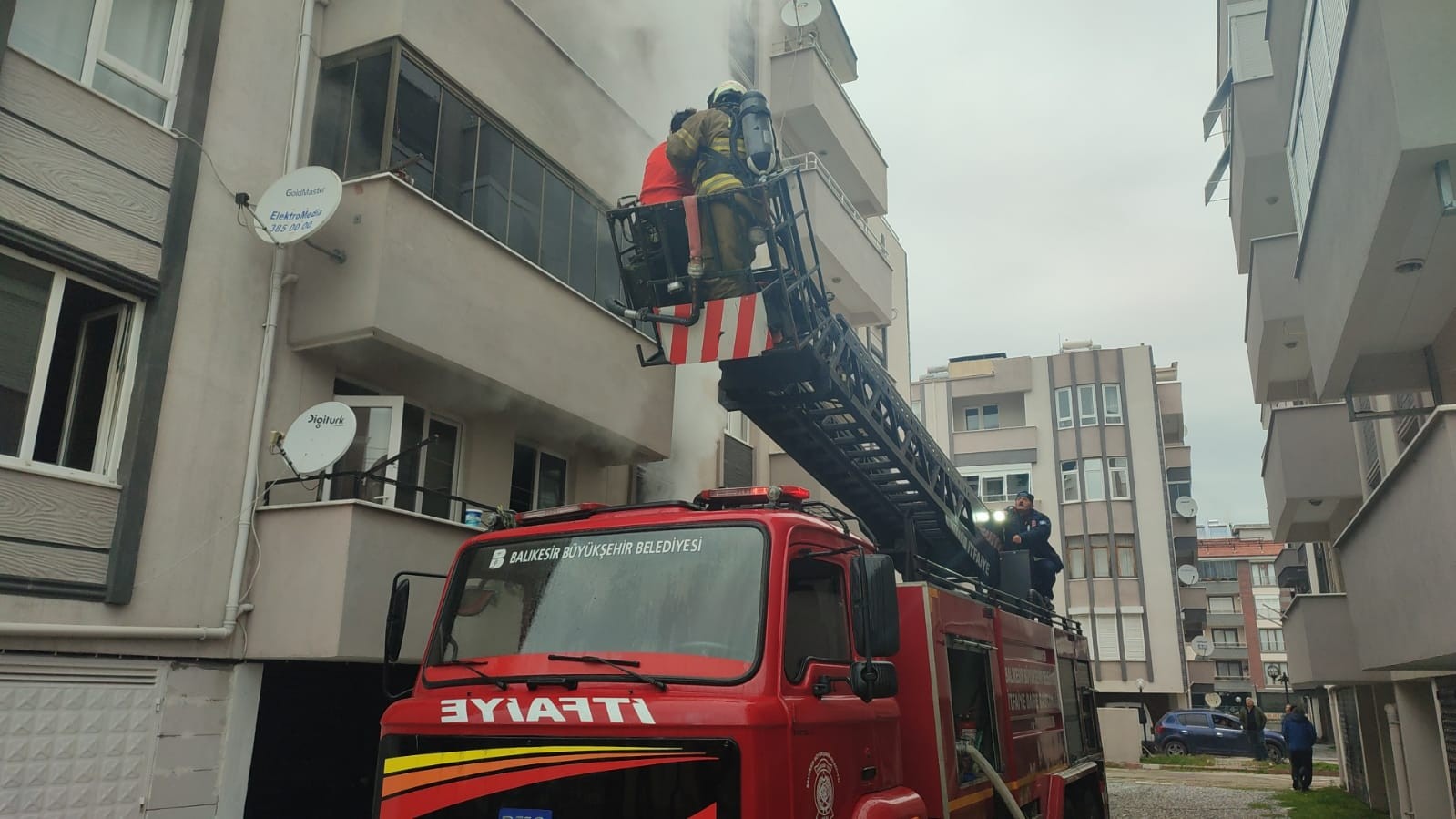 Balıkesir’in Edremit ilçesinde çok katlı bir binada çıkan yangında mahsur kalan vatandaşlar itfaiye tarafından kurtarıldı. Edinilen bilgiye göre ...