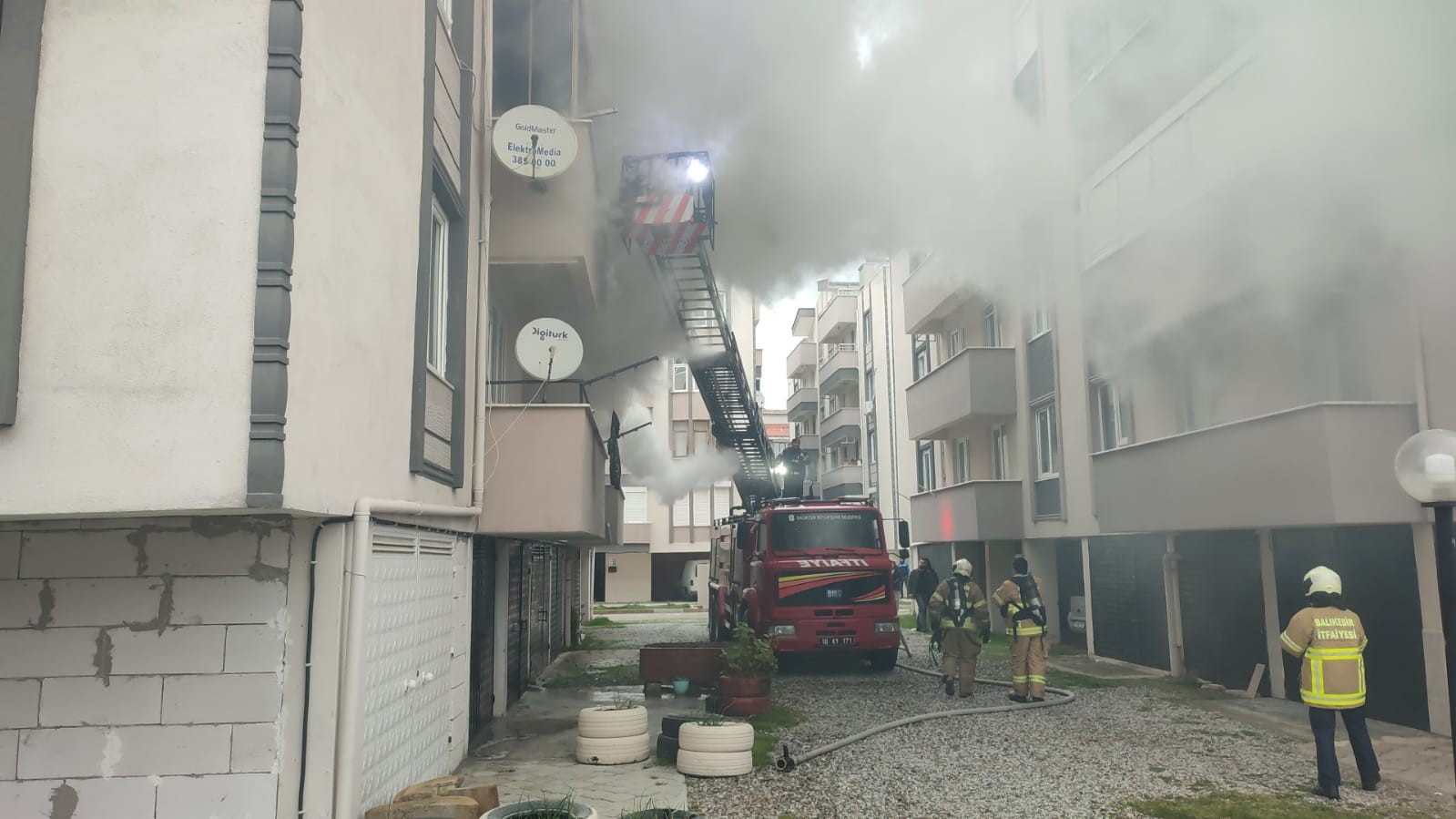 Balıkesir’in Edremit ilçesinde çok katlı bir binada çıkan yangında mahsur kalan vatandaşlar itfaiye tarafından kurtarıldı. Edinilen bilgiye göre ...