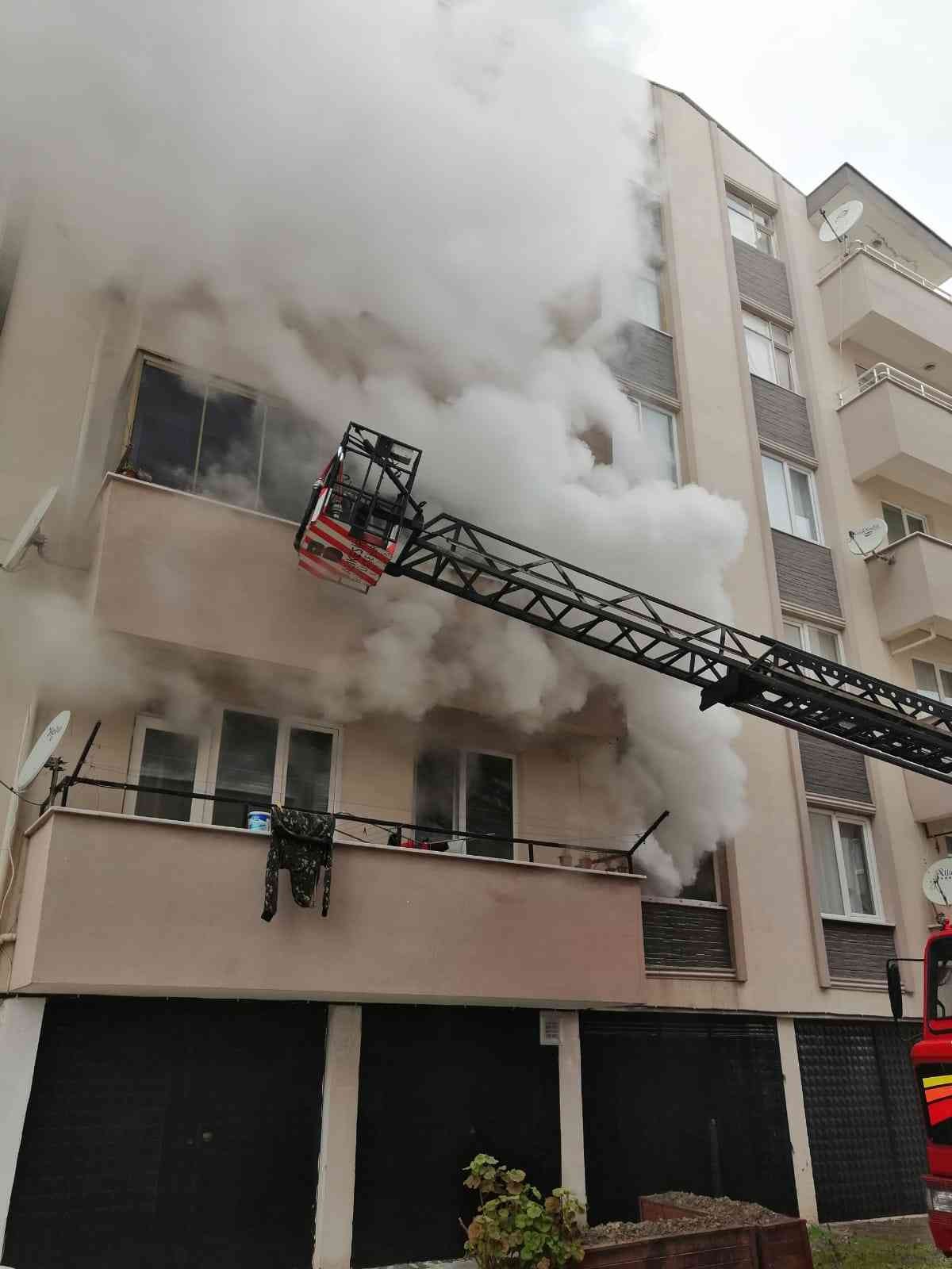 Balıkesir’in Edremit ilçesinde çok katlı bir binada çıkan yangında mahsur kalan vatandaşlar itfaiye tarafından kurtarıldı. Edinilen bilgiye göre ...