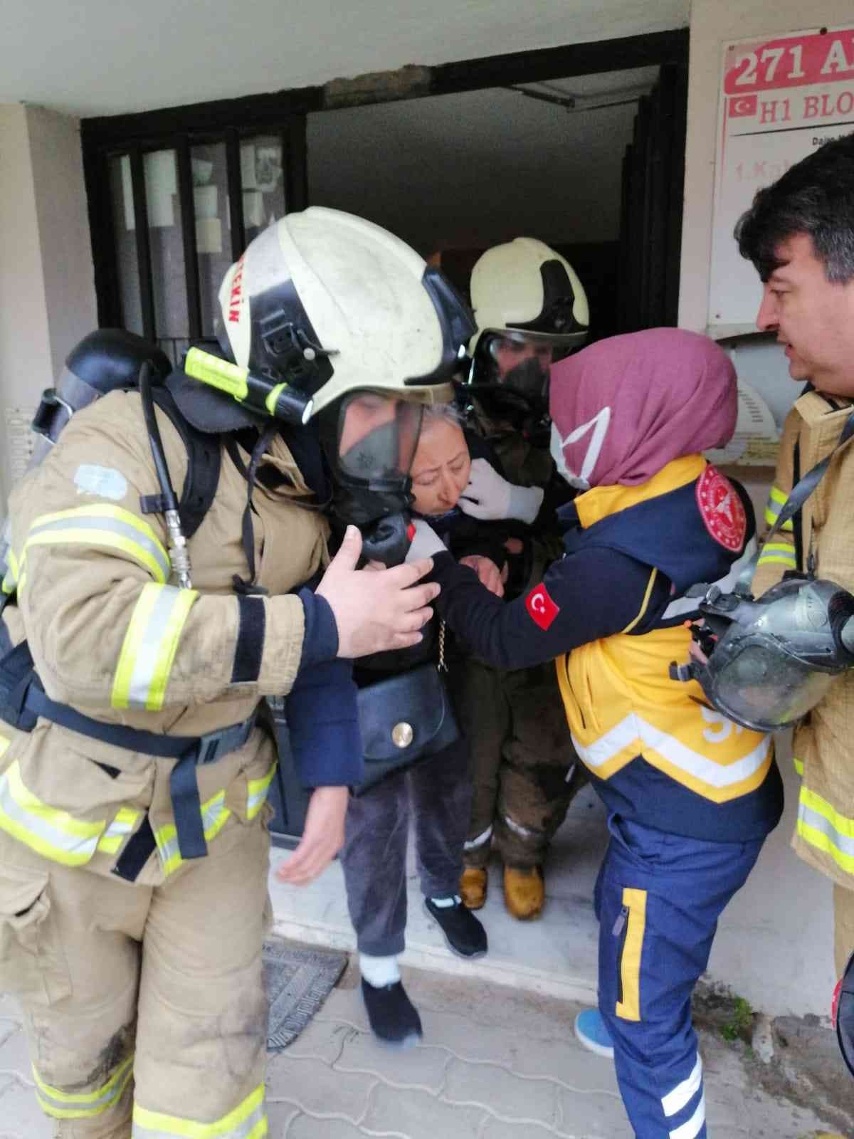 Balıkesir’in Edremit ilçesinde çok katlı bir binada çıkan yangında mahsur kalan vatandaşlar itfaiye tarafından kurtarıldı. Edinilen bilgiye göre ...