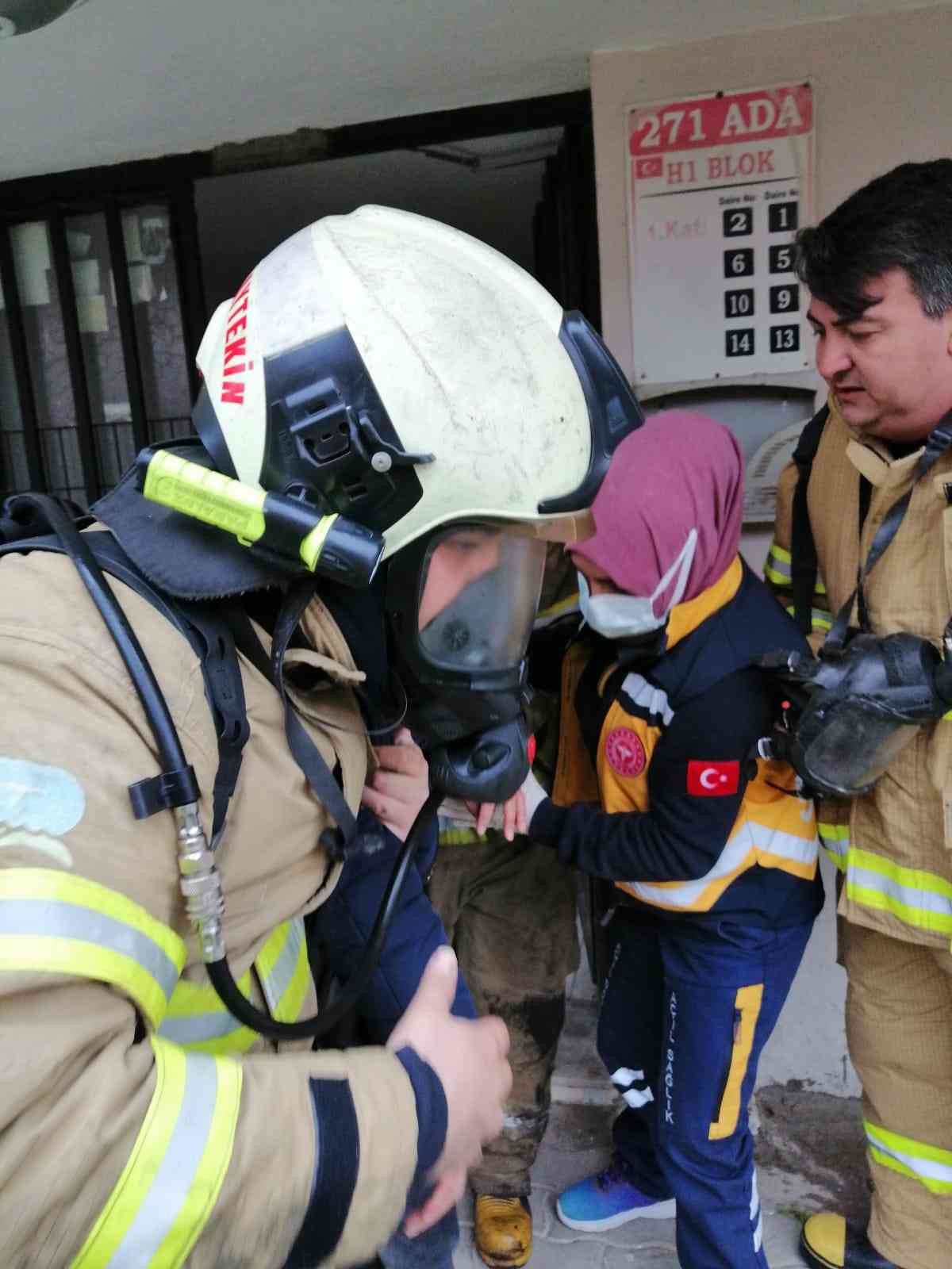 Balıkesir’in Edremit ilçesinde çok katlı bir binada çıkan yangında mahsur kalan vatandaşlar itfaiye tarafından kurtarıldı. Edinilen bilgiye göre ...