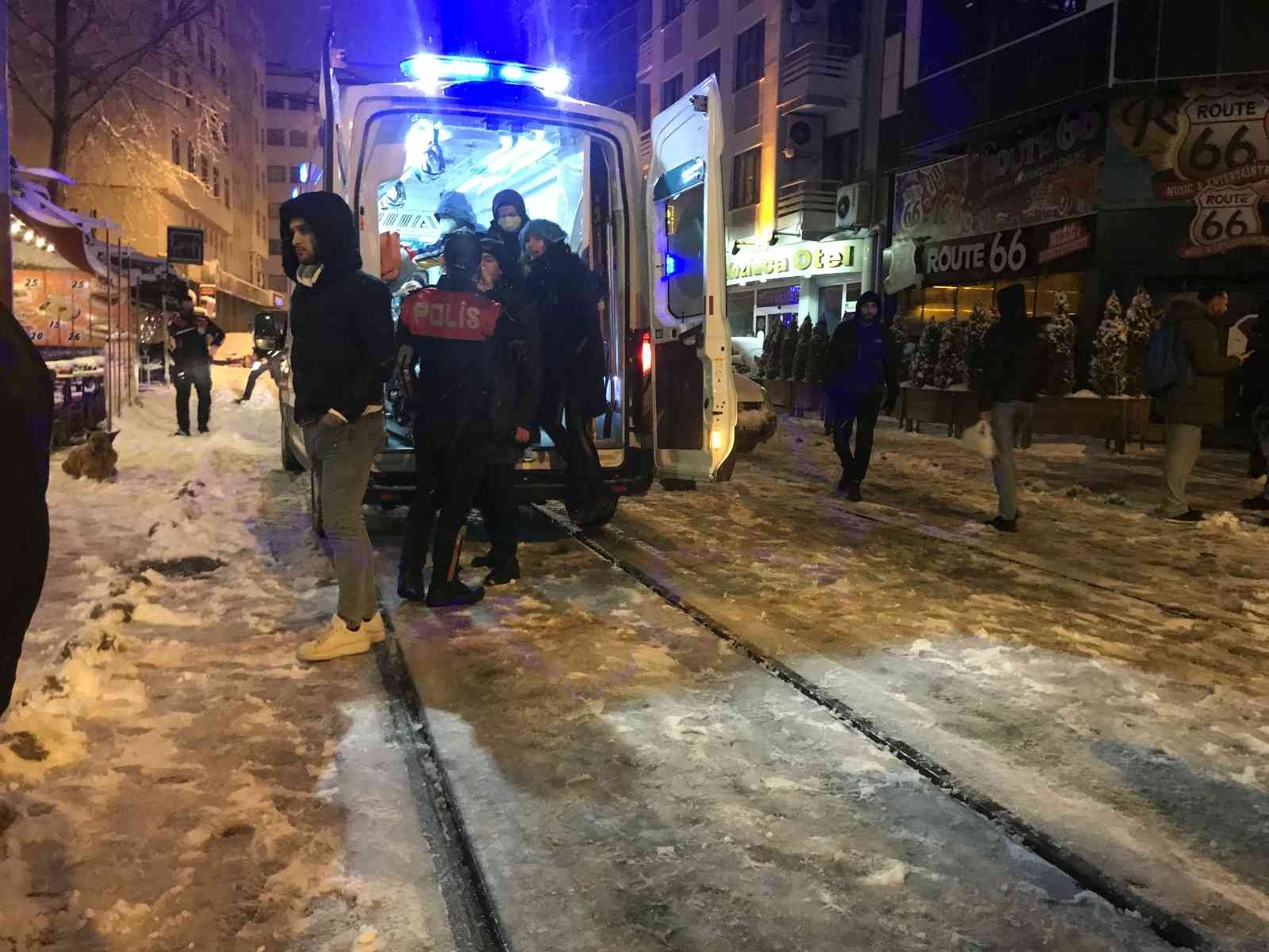 Kocaeli’de gece kulübünde bir kadını darp eden şahıs mekandan dışarı atılınca kavga çıktı. Kavgada mekanın işletmecisi bıçaklanırken, dışarıya ...