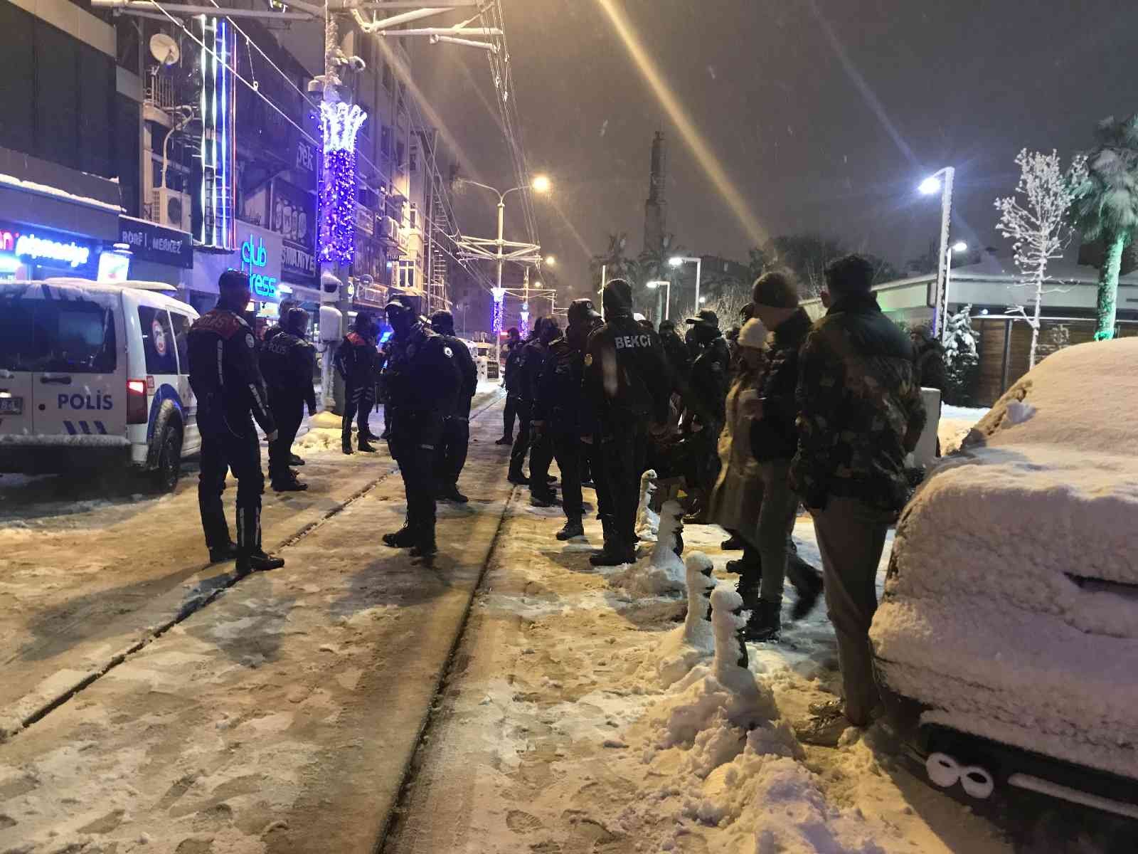 Kocaeli’de gece kulübünde bir kadını darp eden şahıs mekandan dışarı atılınca kavga çıktı. Kavgada mekanın işletmecisi bıçaklanırken, dışarıya ...