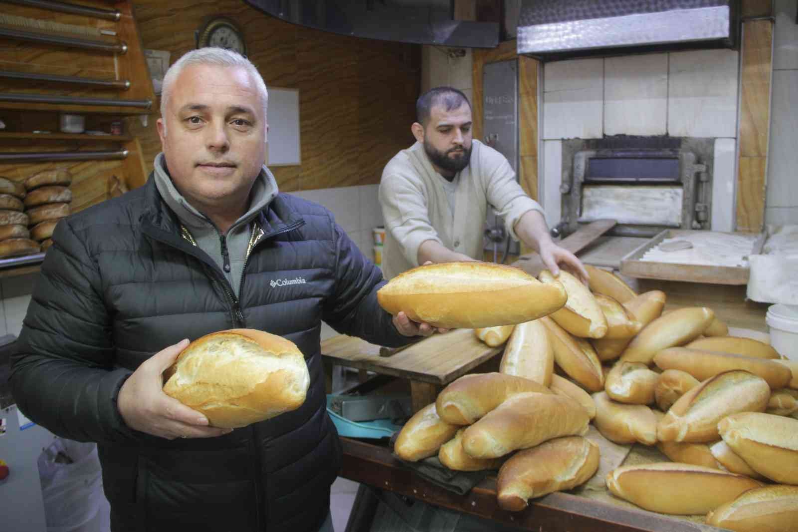 Edremit Lokantacılar ve Fırıncılar Esnaf Odası Başkanı Aykut Dürüst artan girdi maliyetleri sonrasında ekmek fiyatlarında güncellemeye ...