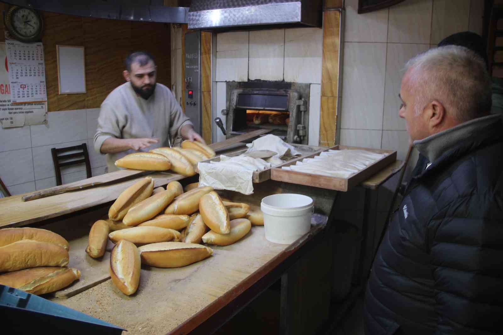 Edremit Lokantacılar ve Fırıncılar Esnaf Odası Başkanı Aykut Dürüst artan girdi maliyetleri sonrasında ekmek fiyatlarında güncellemeye ...