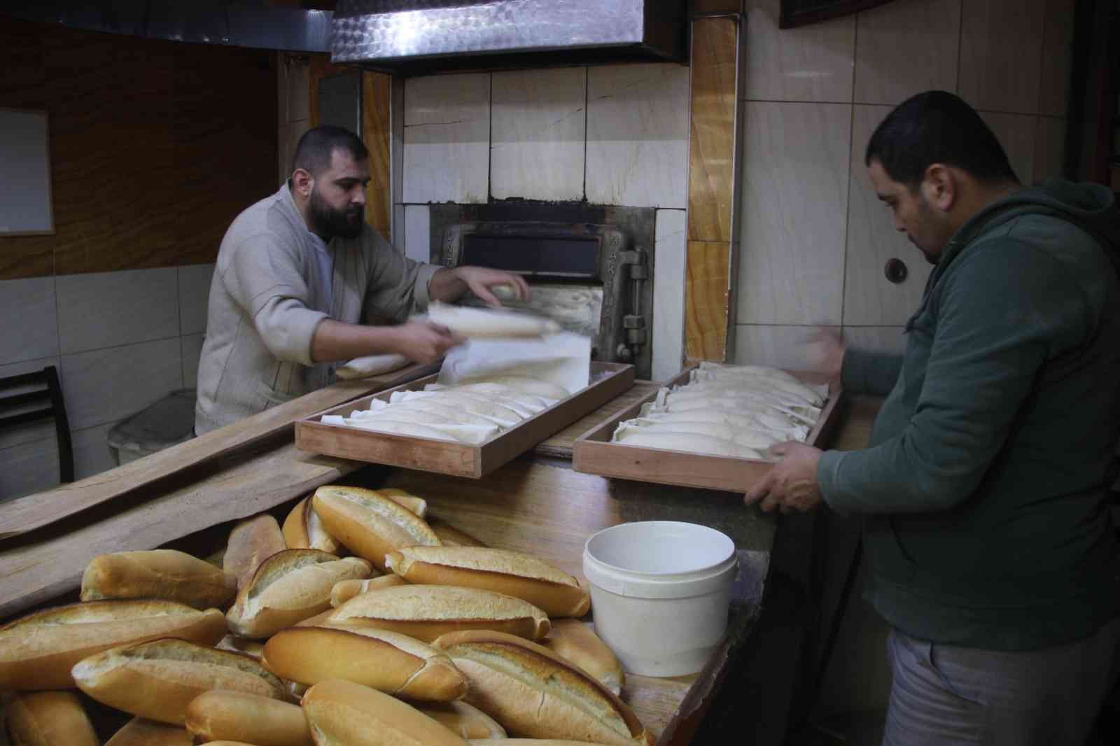 Edremit Lokantacılar ve Fırıncılar Esnaf Odası Başkanı Aykut Dürüst artan girdi maliyetleri sonrasında ekmek fiyatlarında güncellemeye ...