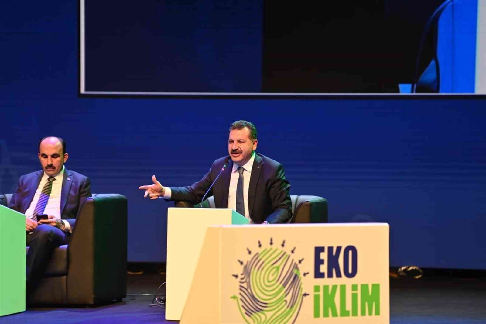 Balıkesir Büyükşehir Belediye Başkanı Yücel Yılmaz, Eko İklim Zirvesi’nin "Büyükşehirlerde Yeşil Dönüşüm" başlıklı oturumunda Balıkesir’i tanıttı ...