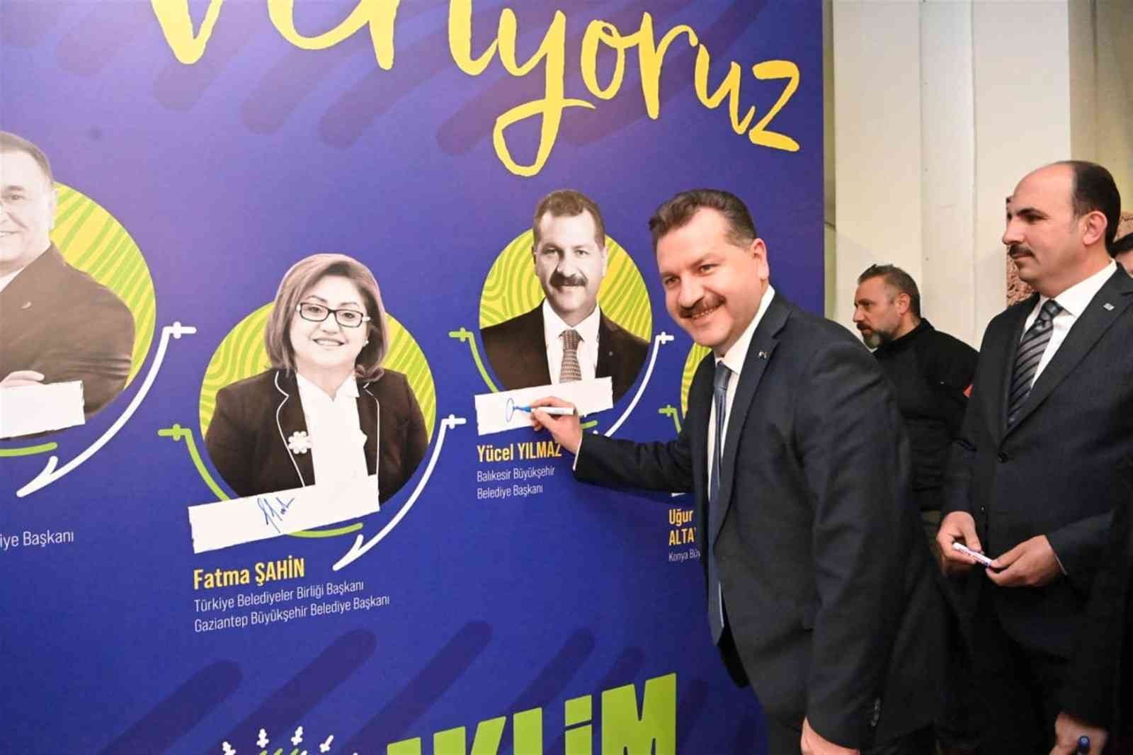 Balıkesir Büyükşehir Belediye Başkanı Yücel Yılmaz, Eko İklim Zirvesi’nin "Büyükşehirlerde Yeşil Dönüşüm" başlıklı oturumunda Balıkesir’i tanıttı ...