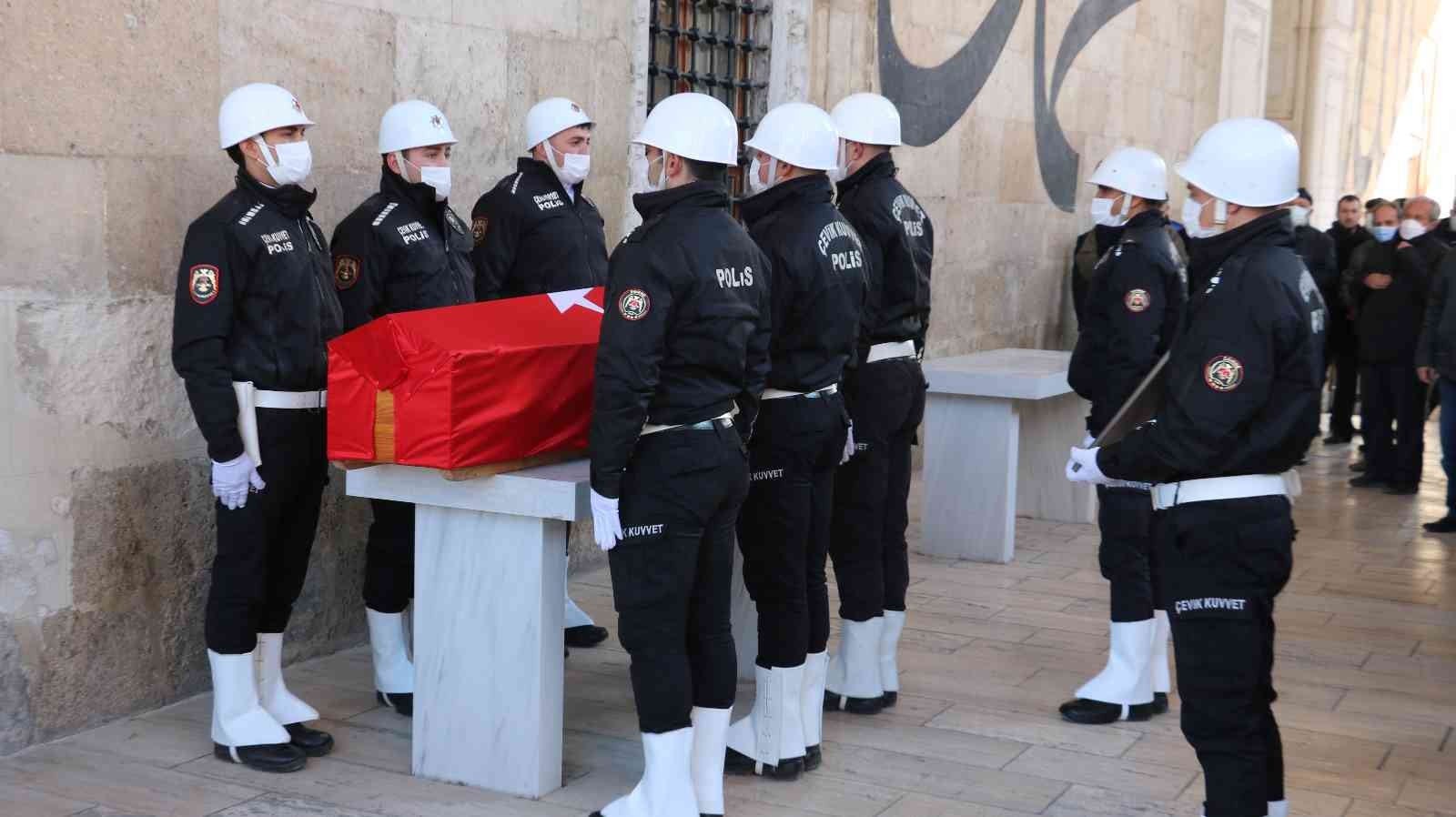 Edirne’de hayatını kaybeden emekli polis memuru düzenlenen törenle son yolculuğuna uğurlandı. Edirne’de yaşayan emekli polis memuru 70 yaşındaki ...