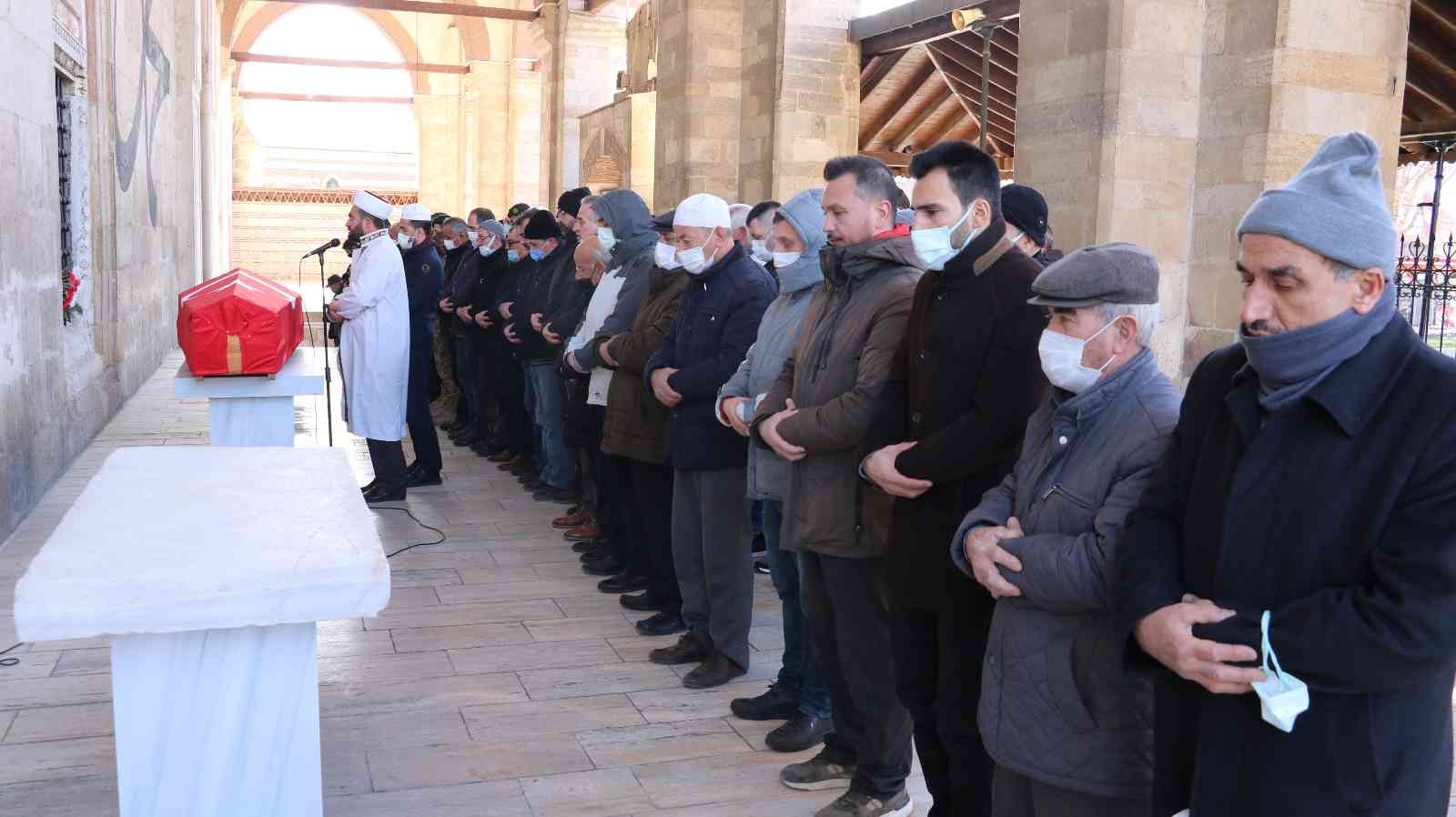 Edirne’de hayatını kaybeden emekli polis memuru düzenlenen törenle son yolculuğuna uğurlandı. Edirne’de yaşayan emekli polis memuru 70 yaşındaki ...