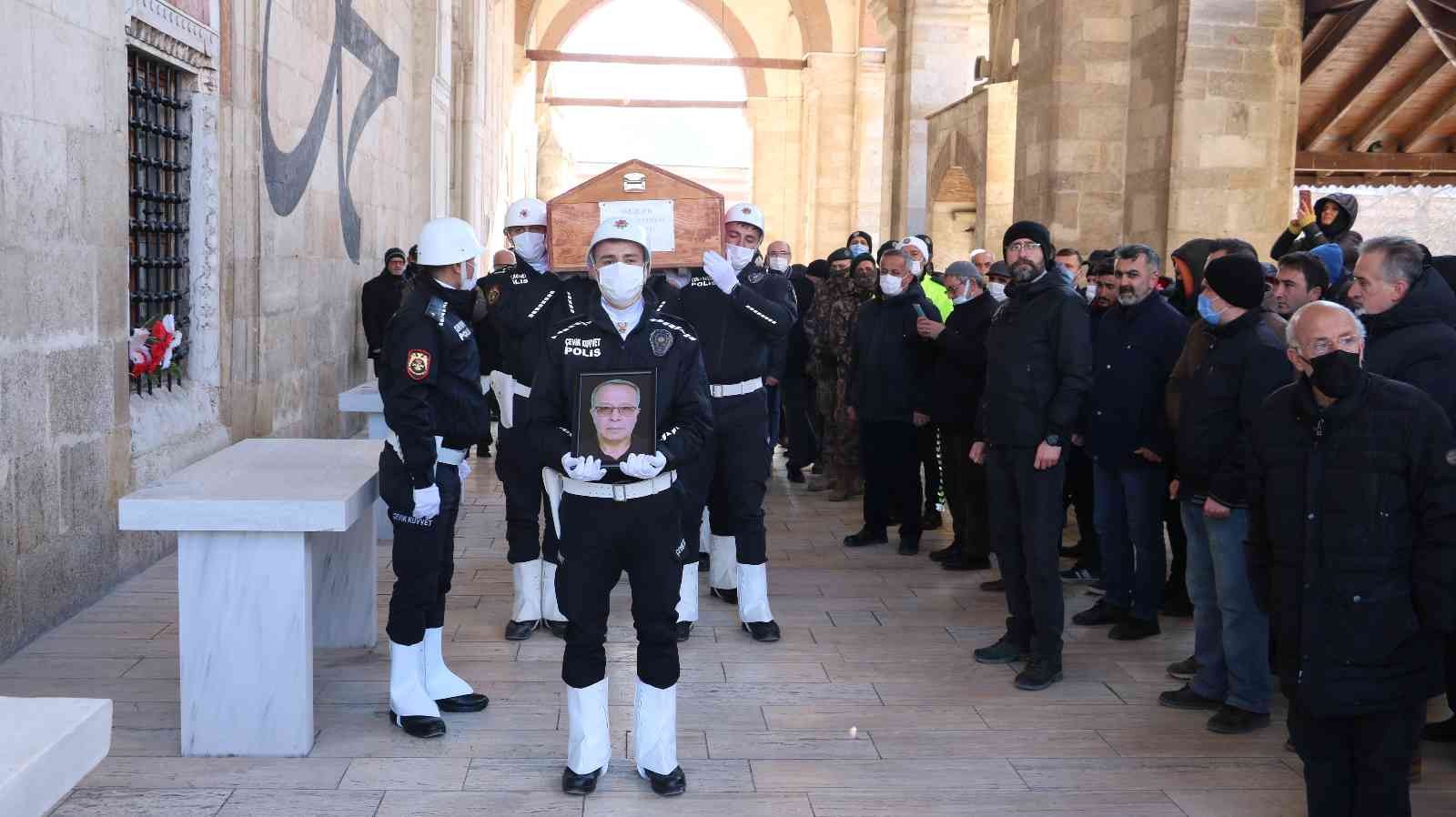 Edirne’de hayatını kaybeden emekli polis memuru düzenlenen törenle son yolculuğuna uğurlandı. Edirne’de yaşayan emekli polis memuru 70 yaşındaki ...