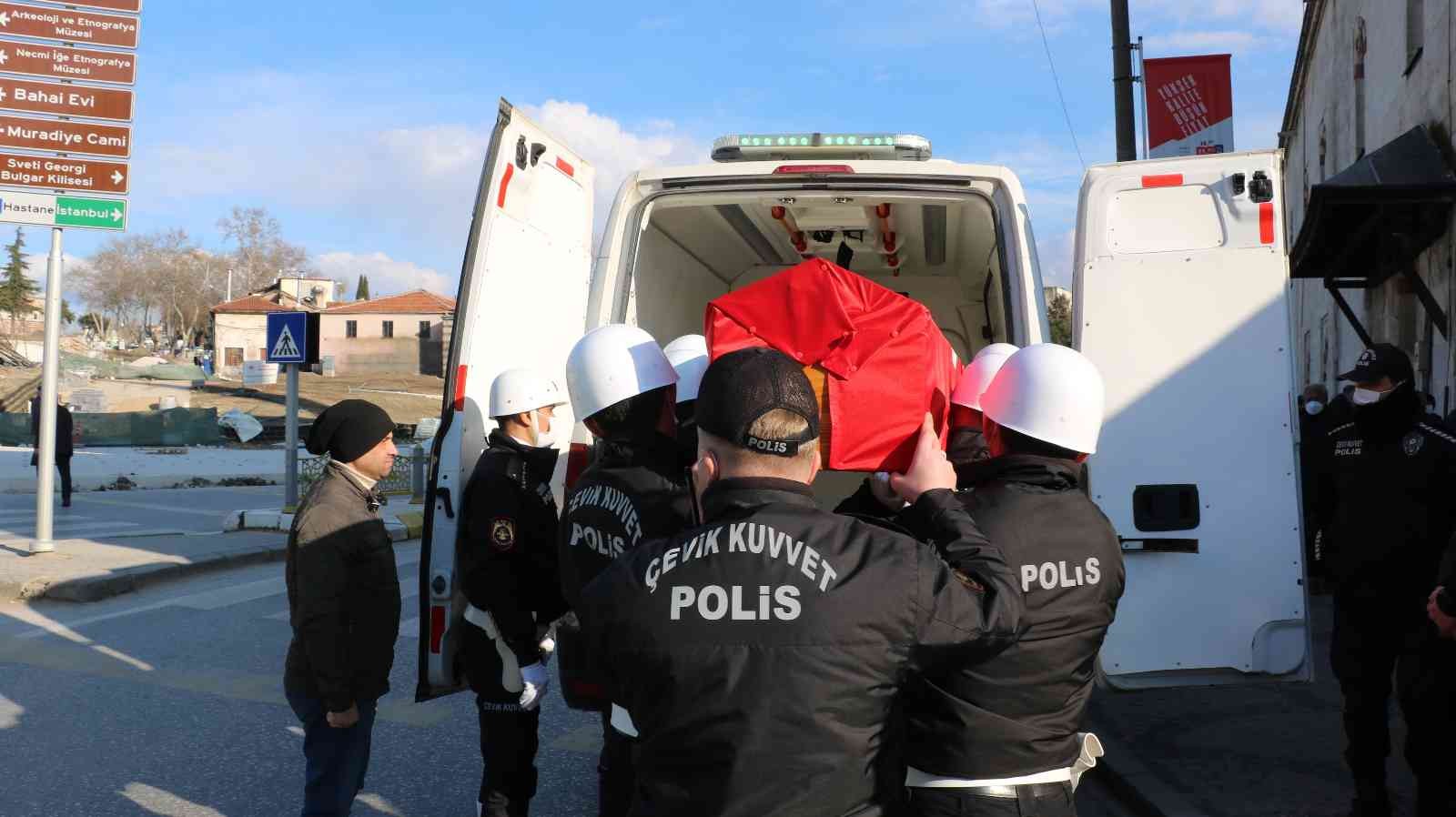 Edirne’de hayatını kaybeden emekli polis memuru düzenlenen törenle son yolculuğuna uğurlandı. Edirne’de yaşayan emekli polis memuru 70 yaşındaki ...