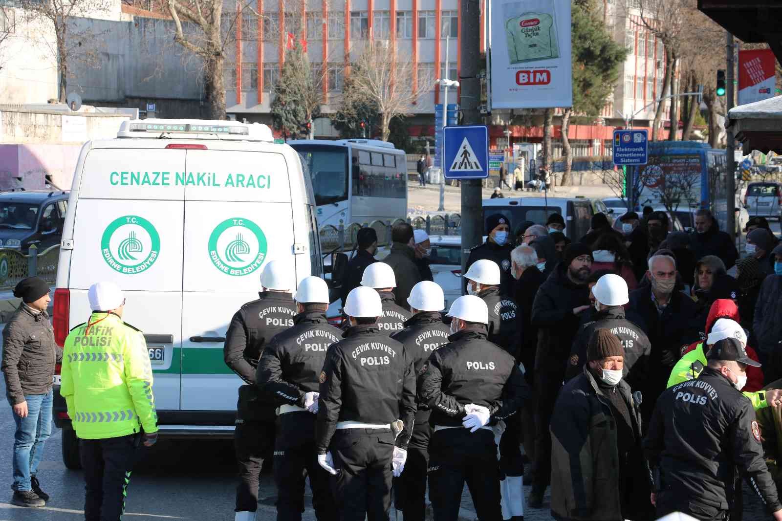 Edirne’de hayatını kaybeden emekli polis memuru düzenlenen törenle son yolculuğuna uğurlandı. Edirne’de yaşayan emekli polis memuru 70 yaşındaki ...