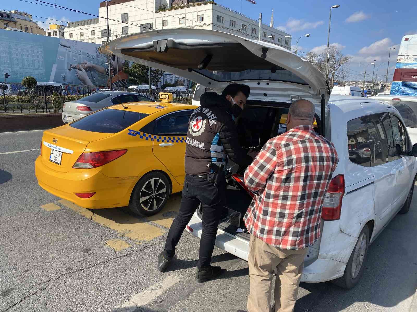 İstanbul Eminönü’nde sivil trafik polisleri taksiler üzerinde denetim gerçekleştirdi. Yolcu seçen ve kurallara uymayan sürücülere ceza yağdı ...