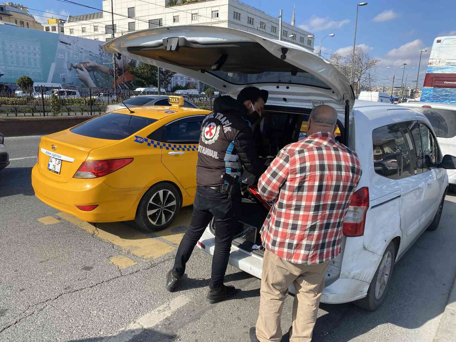 İstanbul Eminönü’nde sivil trafik polisleri taksiler üzerinde denetim gerçekleştirdi. Yolcu seçen ve kurallara uymayan sürücülere ceza yağdı ...