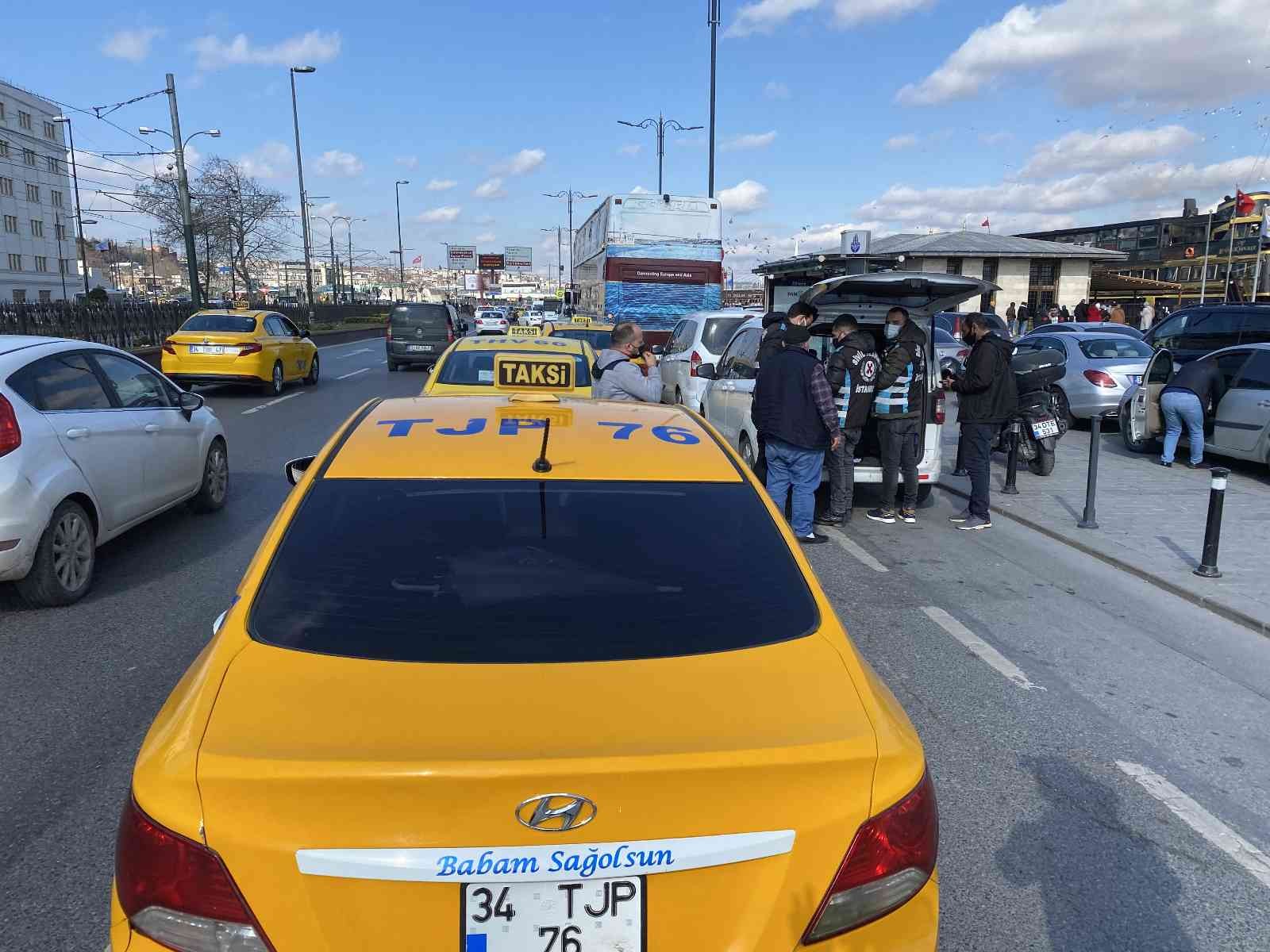 İstanbul Eminönü’nde sivil trafik polisleri taksiler üzerinde denetim gerçekleştirdi. Yolcu seçen ve kurallara uymayan sürücülere ceza yağdı ...