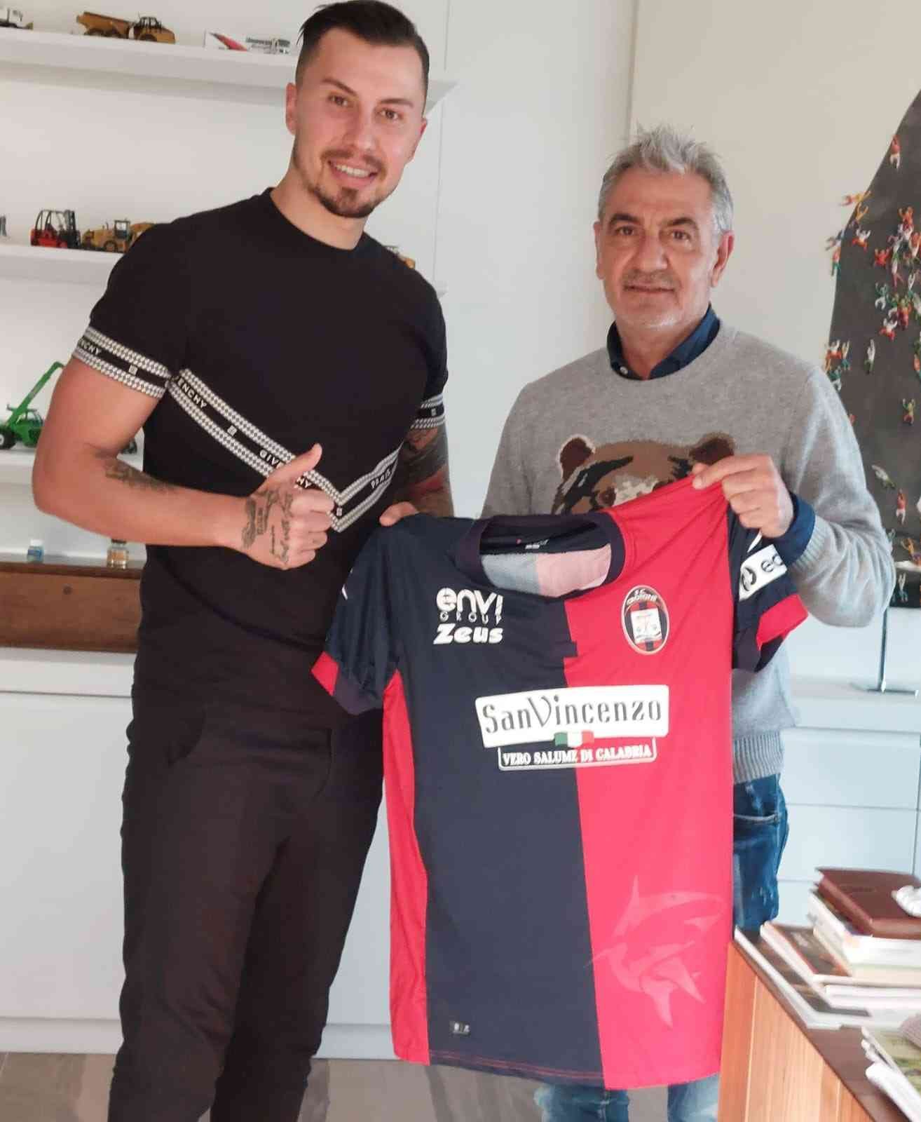 Geçtiğimiz sezon MKE Ankaragücü forması giyen ve bu sezon boşta olan Emre Güral, İtalya Serie B takımlarından Crotone’a transfer oldu. Türkiye’de ...