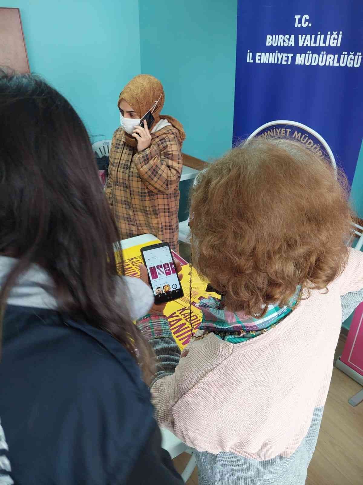 Bursa Emniyet Müdürlüğü Aile İçi ve Kadına Yönelik Şiddetle Mücadele Büro Amirliği ekipleri engelli kadınlara bilgilendirmede bulunurken, KADES ...