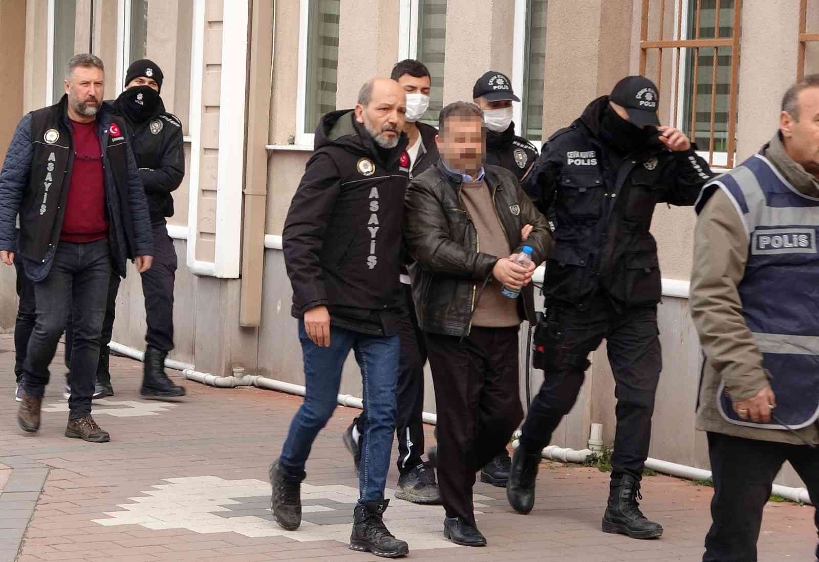 Çanakkale’de, 20 erkeği evlenme vaadiyle kandırarak 5 milyon TL dolandıran şahıs, oğlu ve 5 şüpheli gözaltına alındı. Şüpheliler, Çanakkale’nin ...