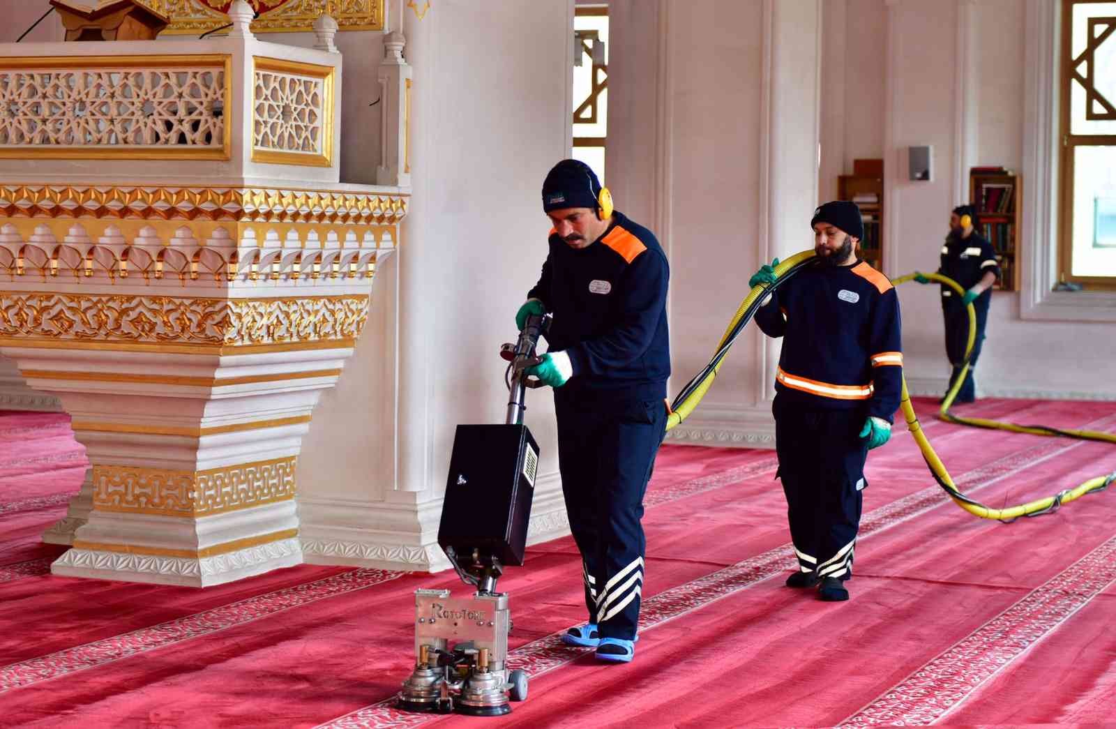 Esenyurt’ta düzenli olarak ibadethanelerin temizliğini sağlayan Esenyurt Belediyesi, yaklaşan Ramazan dolayısıyla ilçedeki tüm cami ve ...