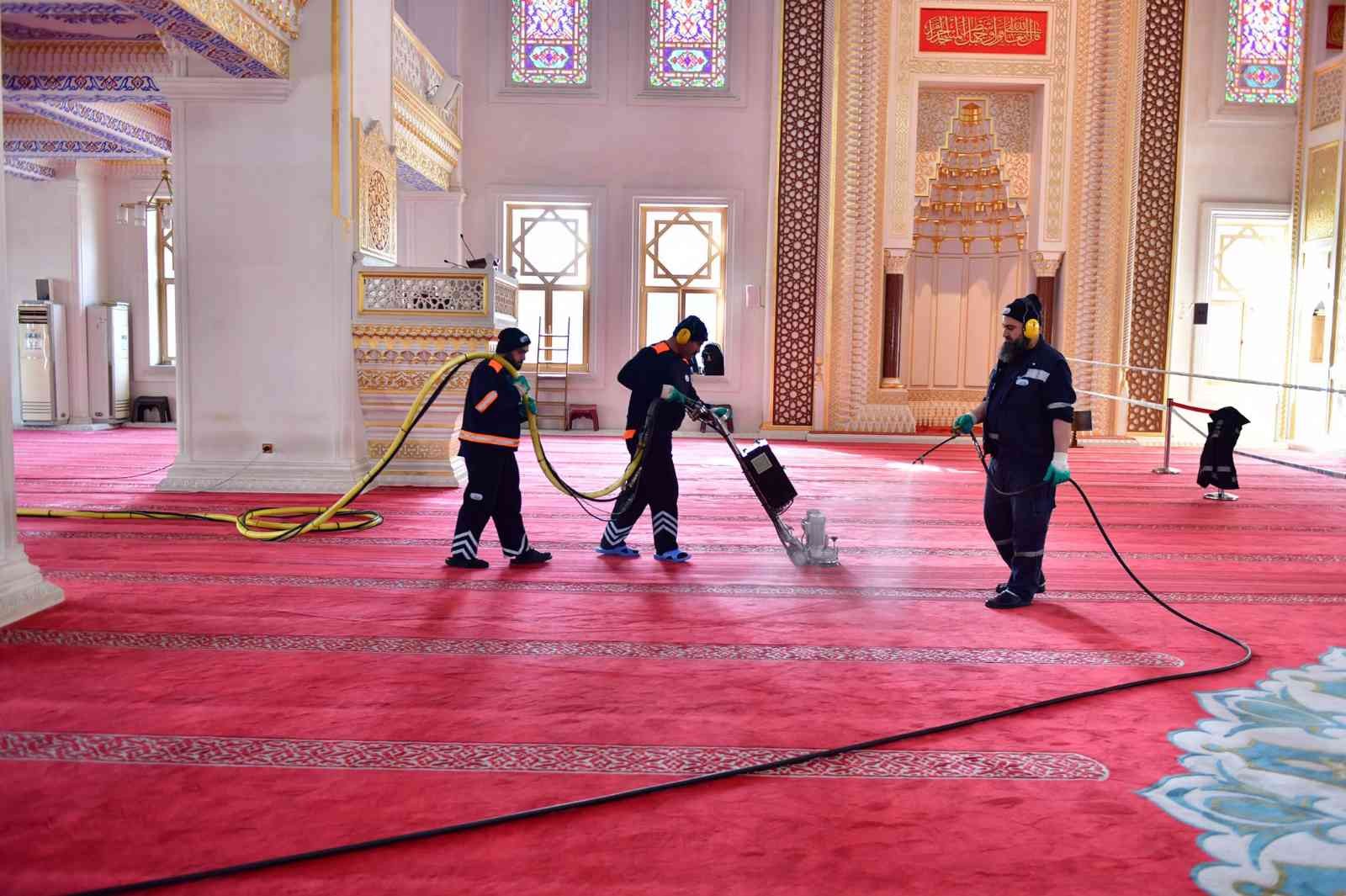 Esenyurt’ta düzenli olarak ibadethanelerin temizliğini sağlayan Esenyurt Belediyesi, yaklaşan Ramazan dolayısıyla ilçedeki tüm cami ve ...