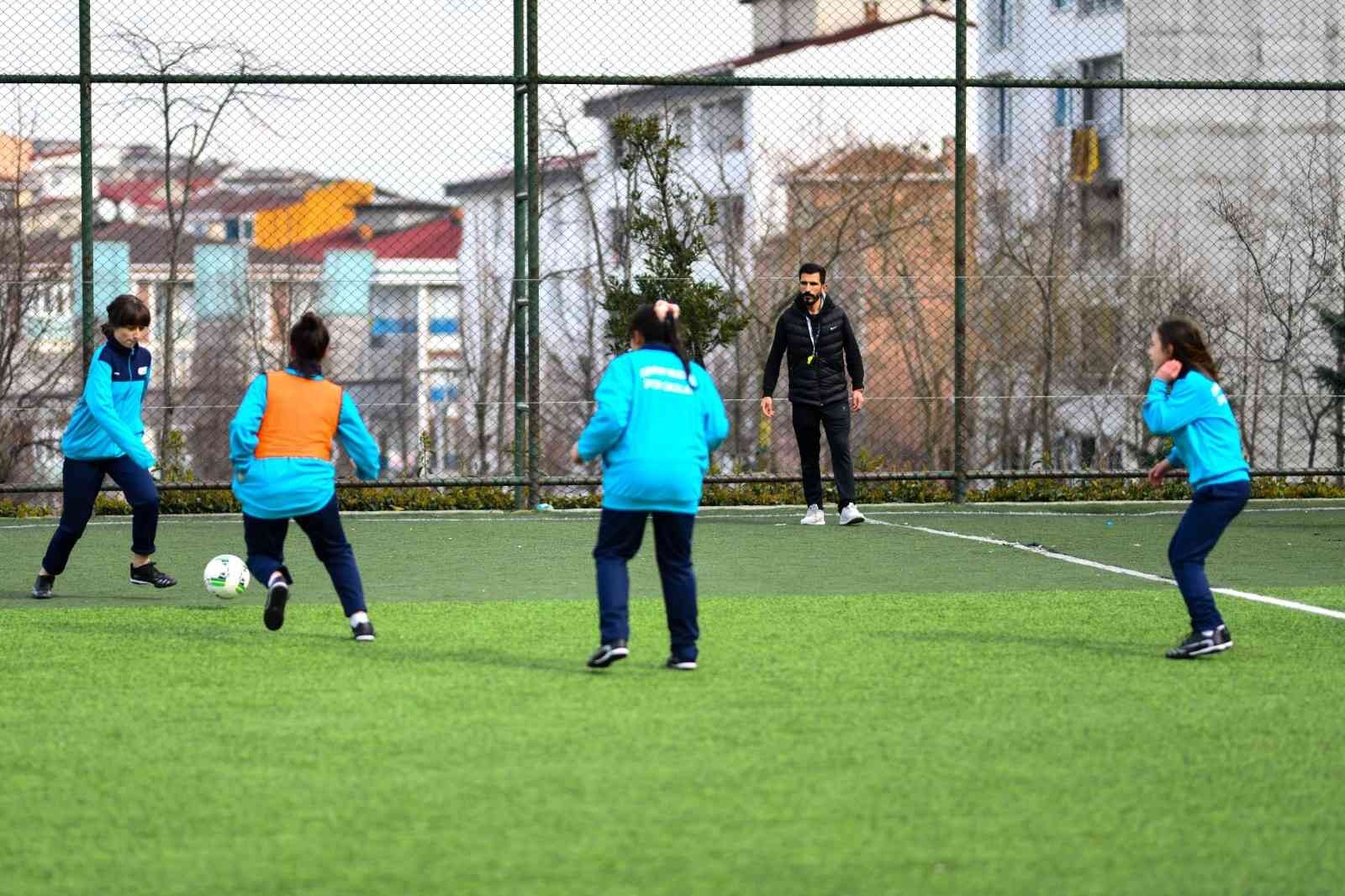 Spora ve sporcuya olan desteğini sürdüren Esenyurt Belediyesi, bir ilke daha imza atarak kız çocuklarına özel “Futbol” kursu açtı. İlçedeki ...