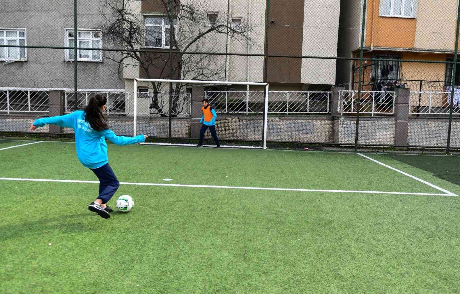 Spora ve sporcuya olan desteğini sürdüren Esenyurt Belediyesi, bir ilke daha imza atarak kız çocuklarına özel “Futbol” kursu açtı. İlçedeki ...