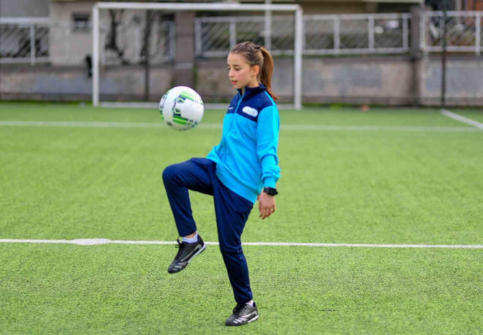 Spora ve sporcuya olan desteğini sürdüren Esenyurt Belediyesi, bir ilke daha imza atarak kız çocuklarına özel “Futbol” kursu açtı. İlçedeki ...