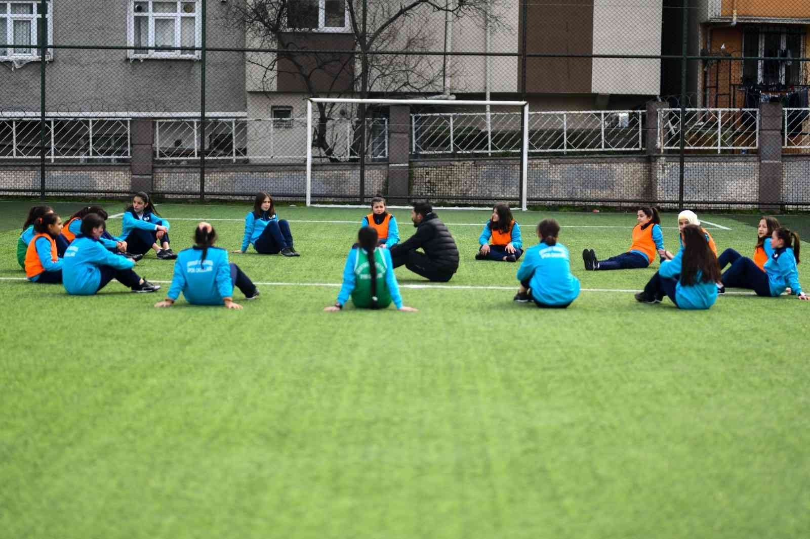 Spora ve sporcuya olan desteğini sürdüren Esenyurt Belediyesi, bir ilke daha imza atarak kız çocuklarına özel “Futbol” kursu açtı. İlçedeki ...