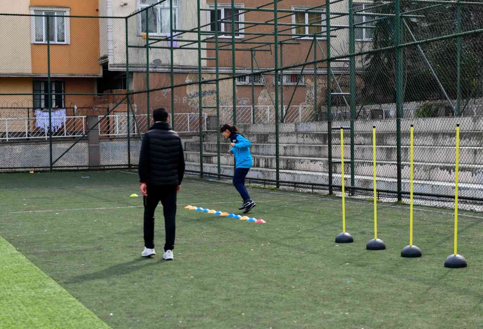 Spora ve sporcuya olan desteğini sürdüren Esenyurt Belediyesi, bir ilke daha imza atarak kız çocuklarına özel “Futbol” kursu açtı. İlçedeki ...