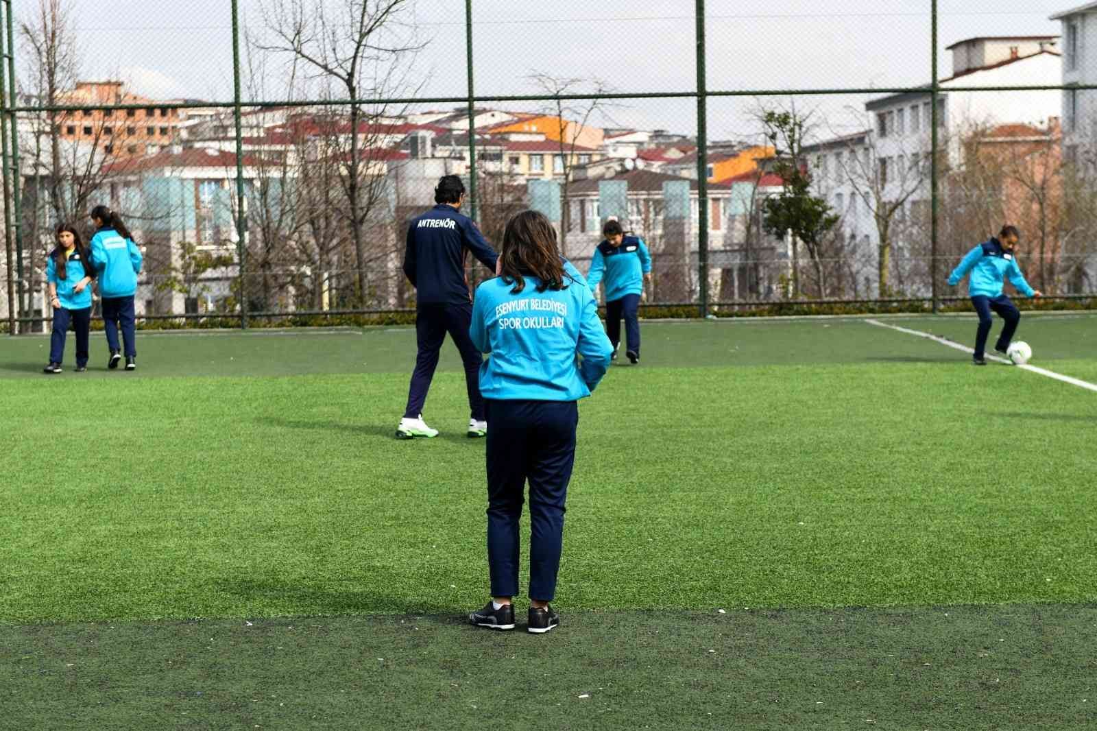 Spora ve sporcuya olan desteğini sürdüren Esenyurt Belediyesi, bir ilke daha imza atarak kız çocuklarına özel “Futbol” kursu açtı. İlçedeki ...