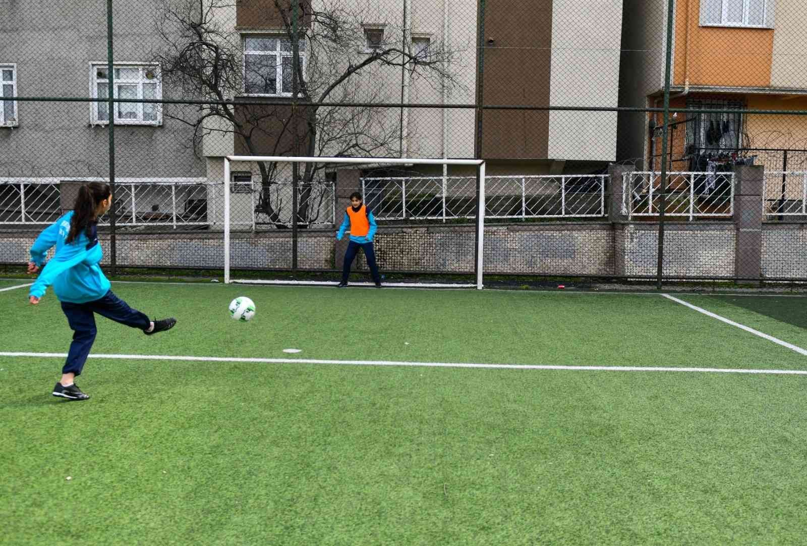 Spora ve sporcuya olan desteğini sürdüren Esenyurt Belediyesi, bir ilke daha imza atarak kız çocuklarına özel “Futbol” kursu açtı. İlçedeki ...