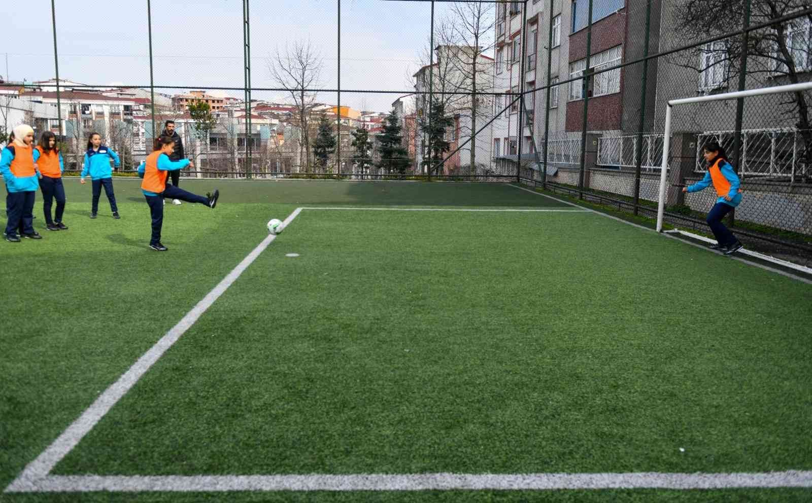 Spora ve sporcuya olan desteğini sürdüren Esenyurt Belediyesi, bir ilke daha imza atarak kız çocuklarına özel “Futbol” kursu açtı. İlçedeki ...