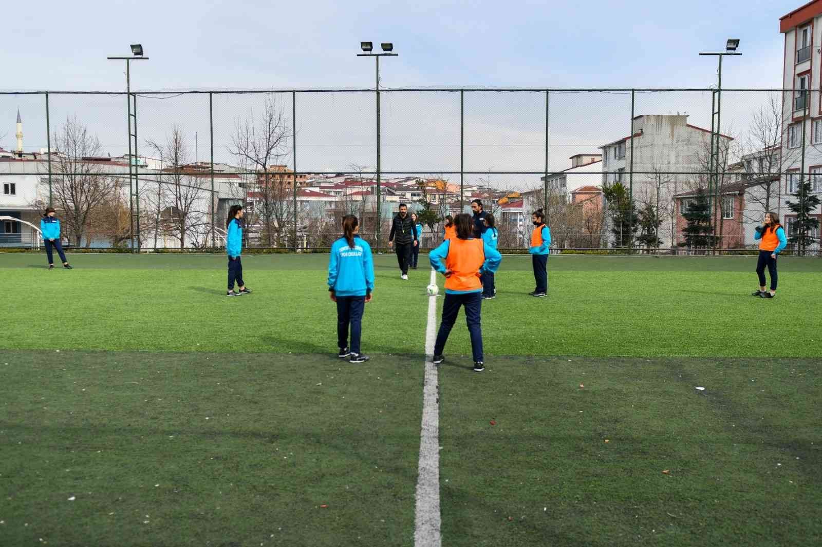 Spora ve sporcuya olan desteğini sürdüren Esenyurt Belediyesi, bir ilke daha imza atarak kız çocuklarına özel “Futbol” kursu açtı. İlçedeki ...