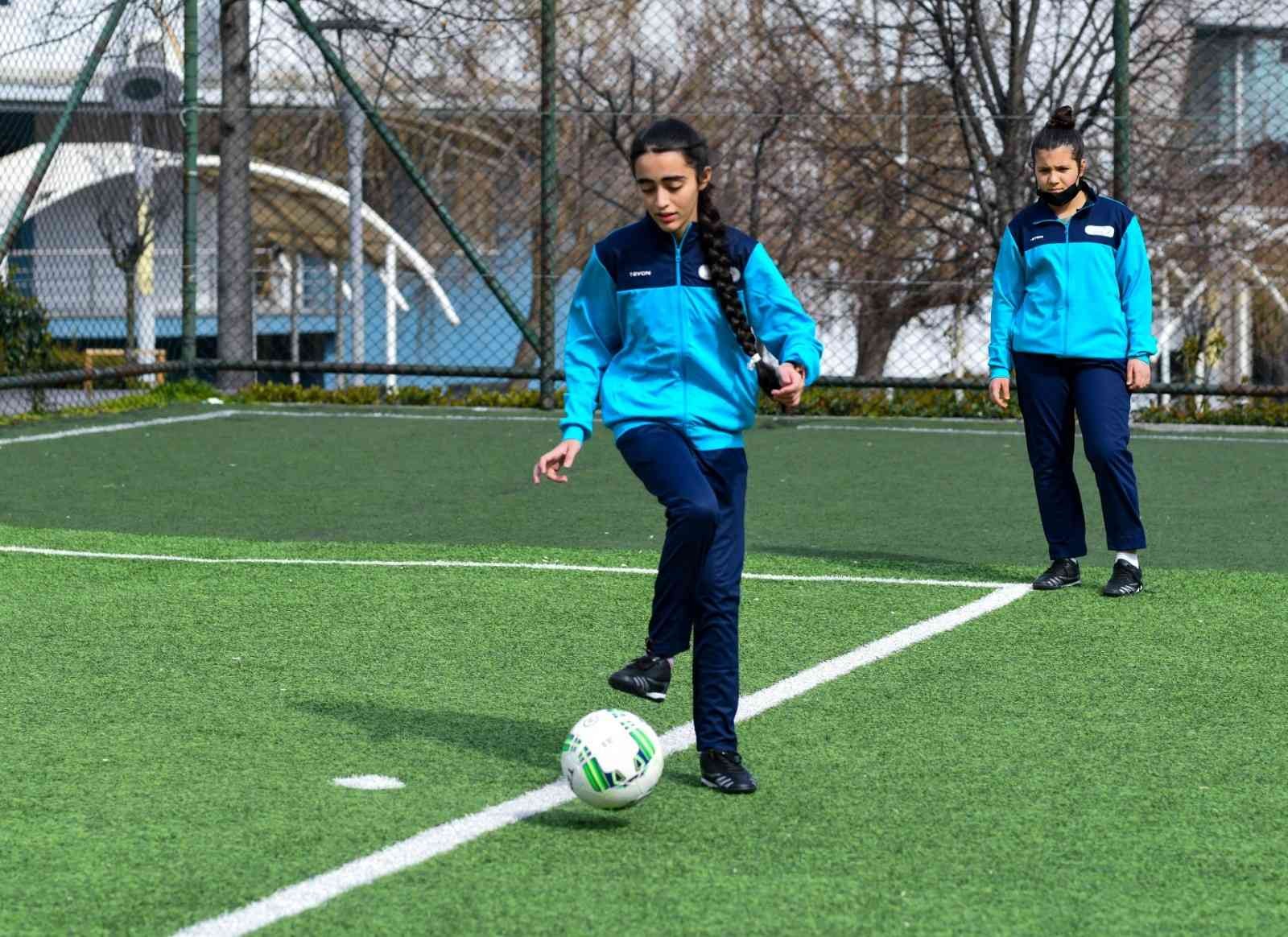 Spora ve sporcuya olan desteğini sürdüren Esenyurt Belediyesi, bir ilke daha imza atarak kız çocuklarına özel “Futbol” kursu açtı. İlçedeki ...