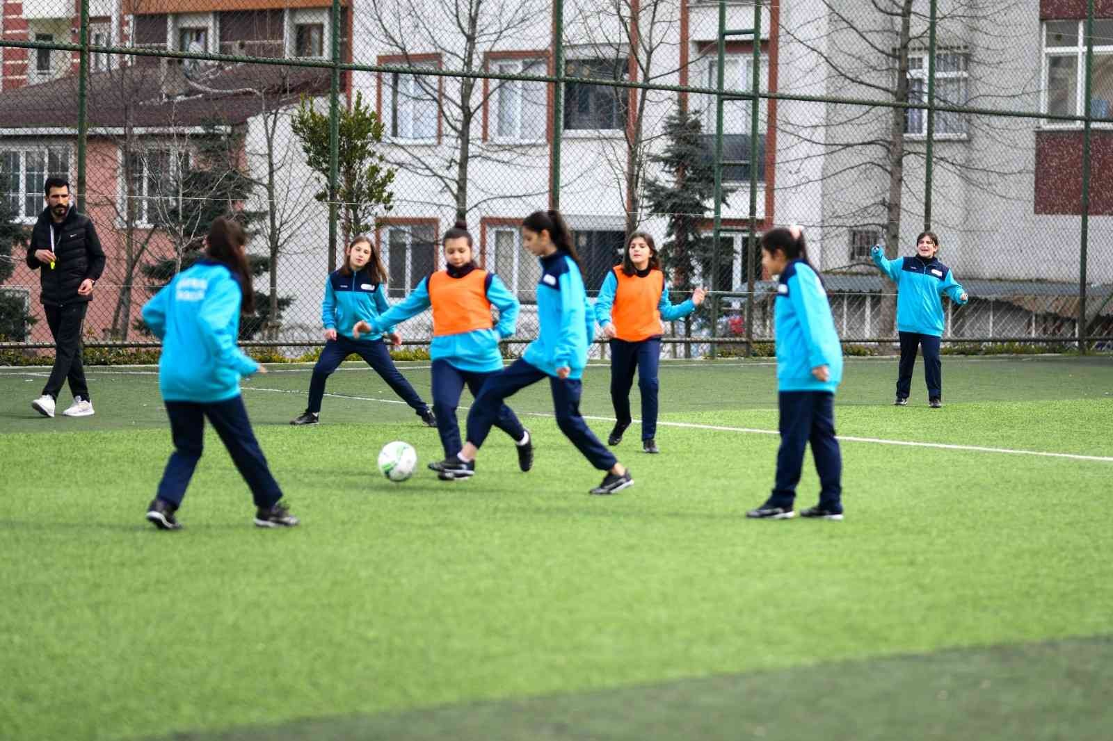 Spora ve sporcuya olan desteğini sürdüren Esenyurt Belediyesi, bir ilke daha imza atarak kız çocuklarına özel “Futbol” kursu açtı. İlçedeki ...