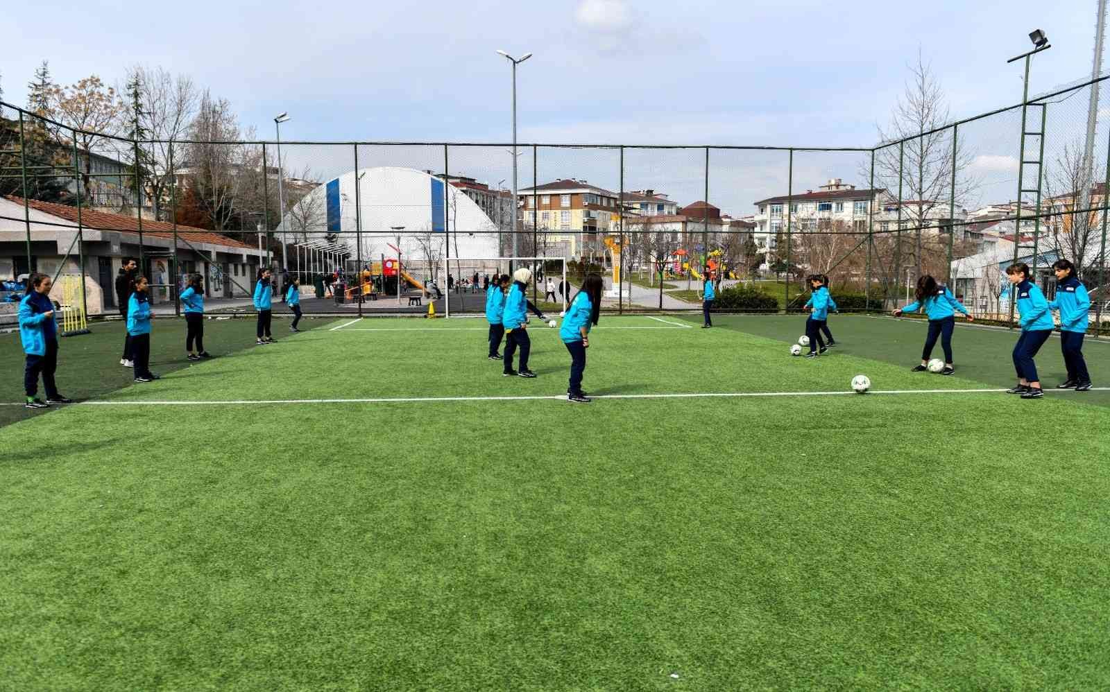 Spora ve sporcuya olan desteğini sürdüren Esenyurt Belediyesi, bir ilke daha imza atarak kız çocuklarına özel “Futbol” kursu açtı. İlçedeki ...