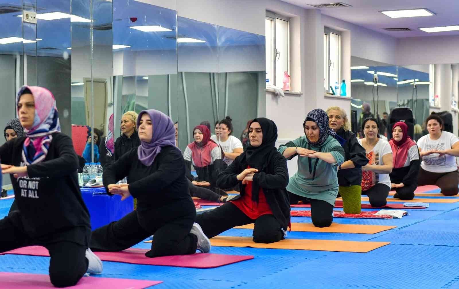 Esenyurtlu kadınlar, Esenyurt Belediyesi bünyesinde hizmet veren Mustafa Akboğa Kapalı Yüzme Havuzu ve Spor Merkezi’nde profesyonel eğitmenlerce ...