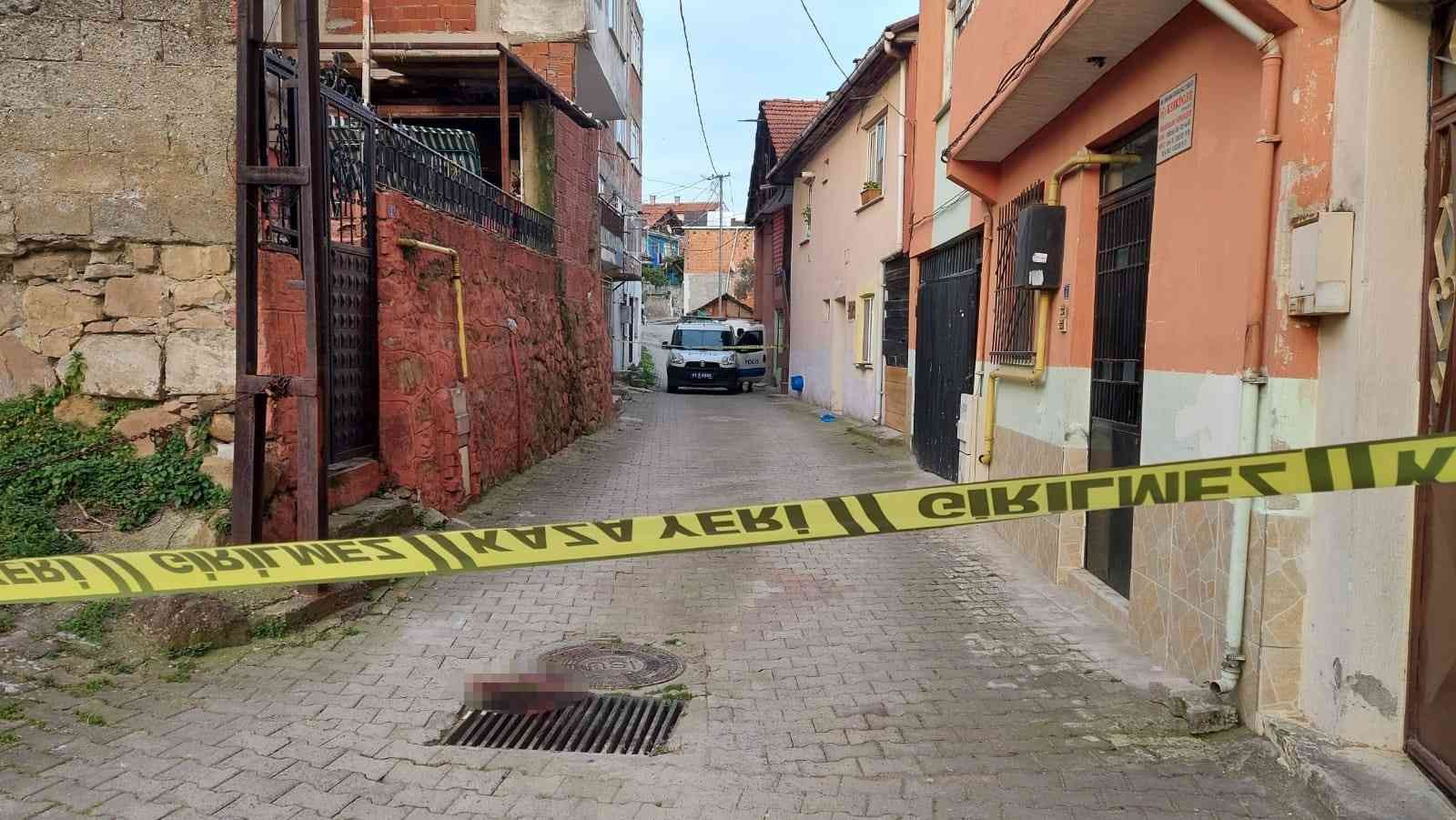 Kocaeli’nin İzmit ilçesinde eşini sırtından bıçaklayarak öldürdükten sonra çocuğunu alarak kayıplara karışan şahıs Sakarya’da polis ekiplerince ...