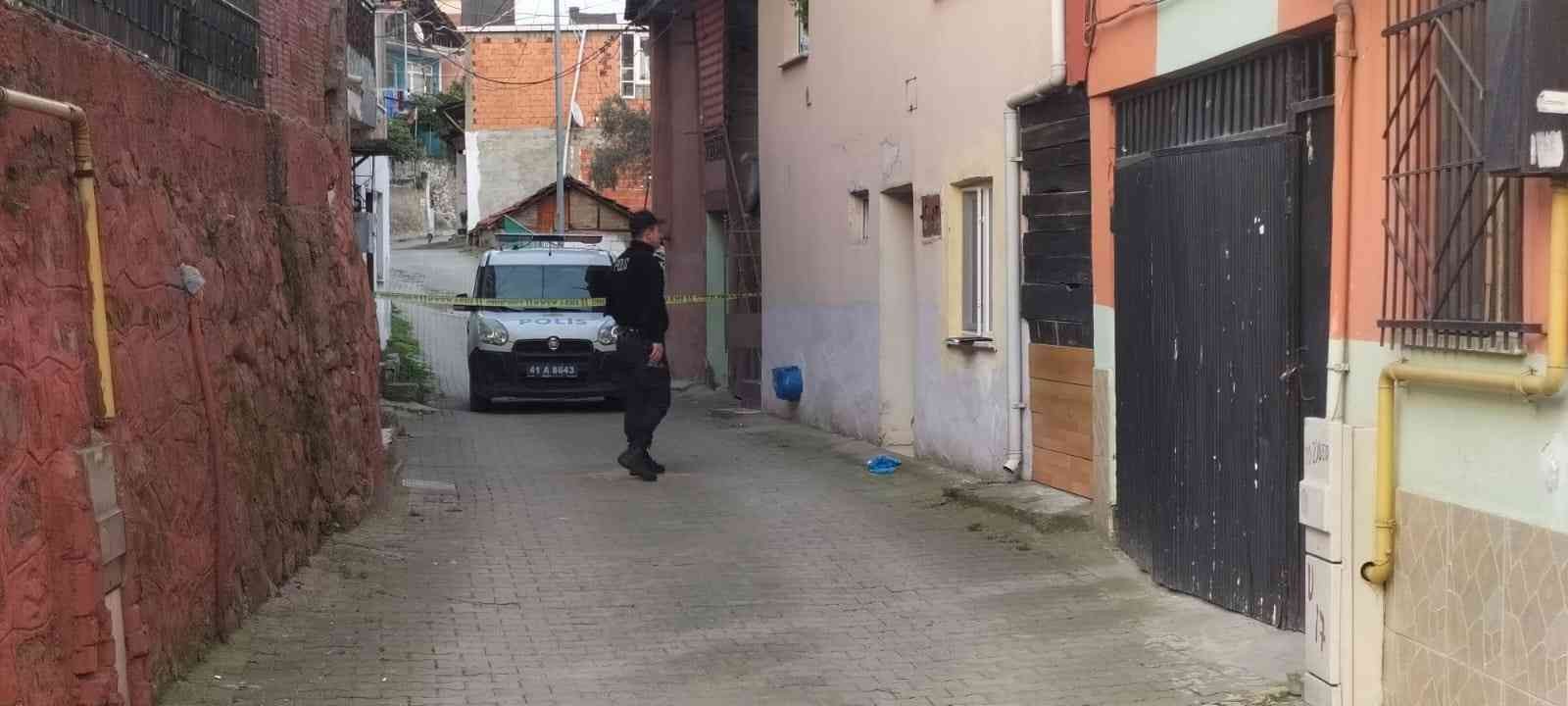 Kocaeli’nin İzmit ilçesinde eşini sırtından bıçaklayarak öldürdükten sonra çocuğunu alarak kayıplara karışan şahıs Sakarya’da polis ekiplerince ...