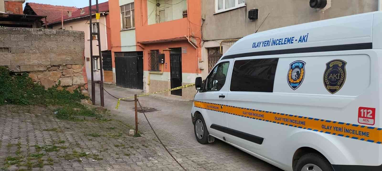 Kocaeli’nin İzmit ilçesinde eşini sırtından bıçaklayarak öldürdükten sonra çocuğunu alarak kayıplara karışan şahıs Sakarya’da polis ekiplerince ...