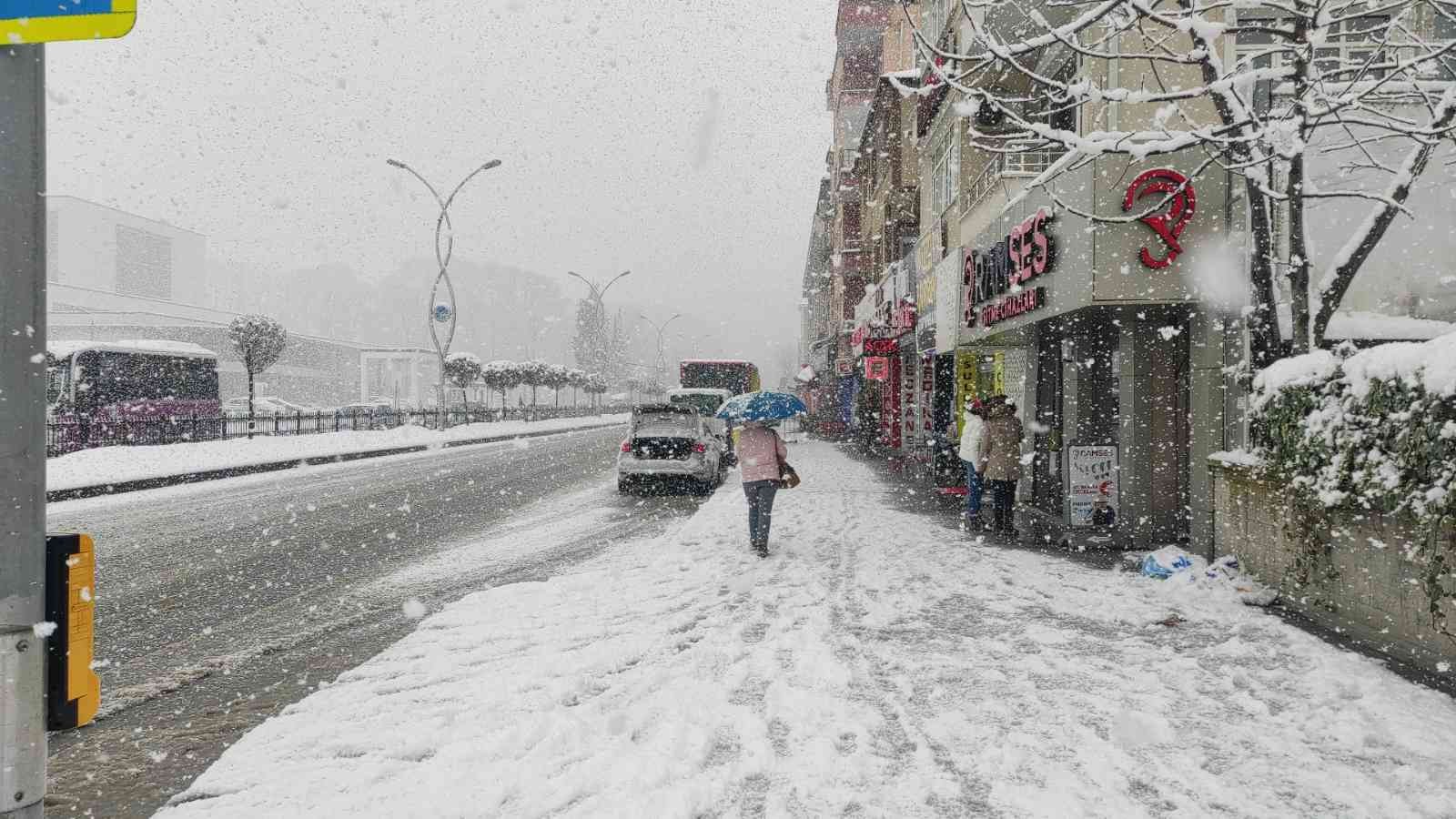 Sakarya’da etkisini göstermeye başlayan ve gece saatlerinde de devam eden kar yağışı sonrasında şehir güne karla uyandı. Meteoroloji Genel ...