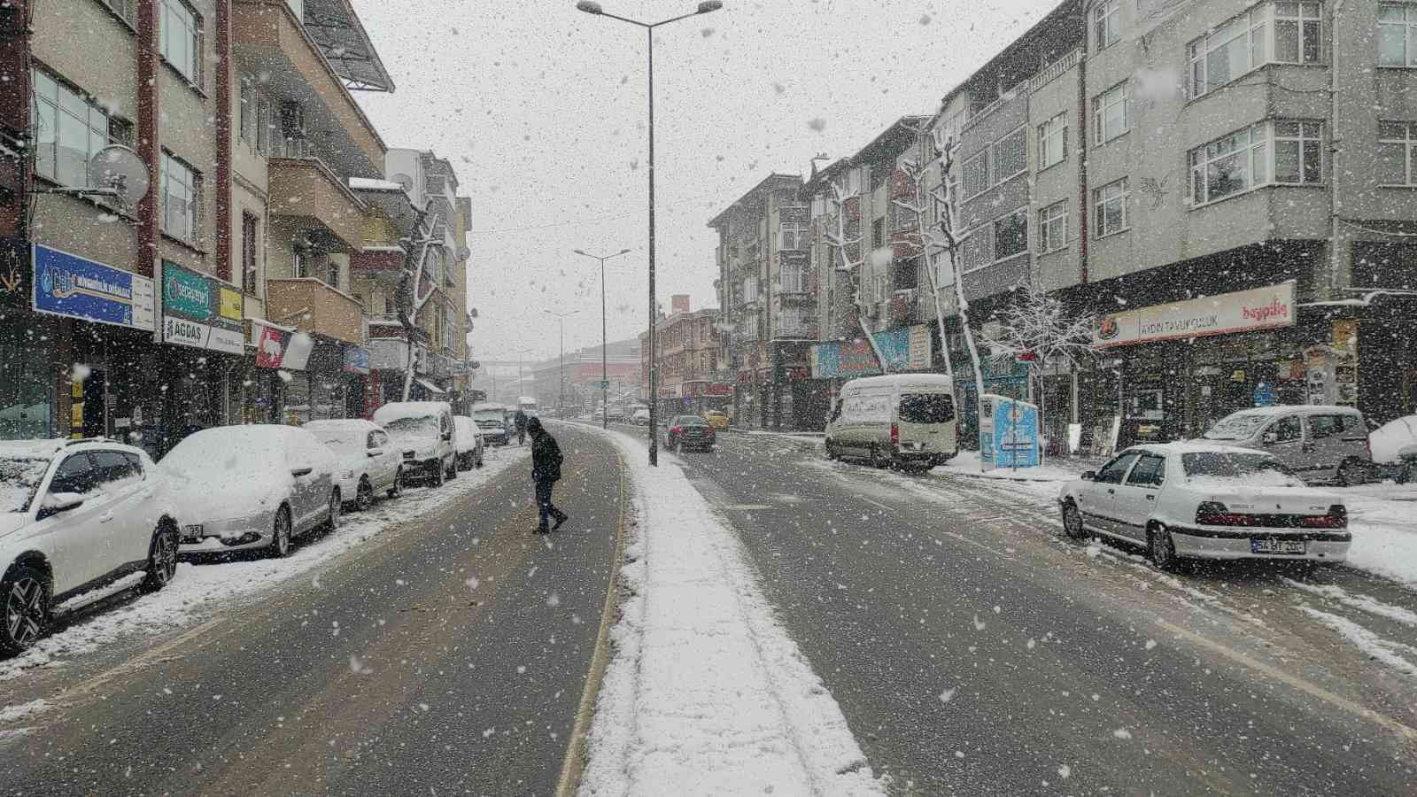 Sakarya’da etkisini göstermeye başlayan ve gece saatlerinde de devam eden kar yağışı sonrasında şehir güne karla uyandı. Meteoroloji Genel ...