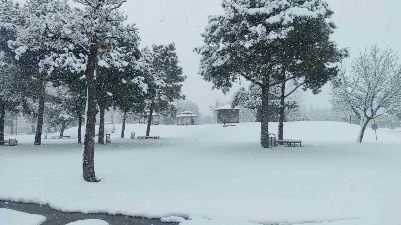 Sakarya’da etkisini göstermeye başlayan ve gece saatlerinde de devam eden kar yağışı sonrasında şehir güne karla uyandı. Meteoroloji Genel ...