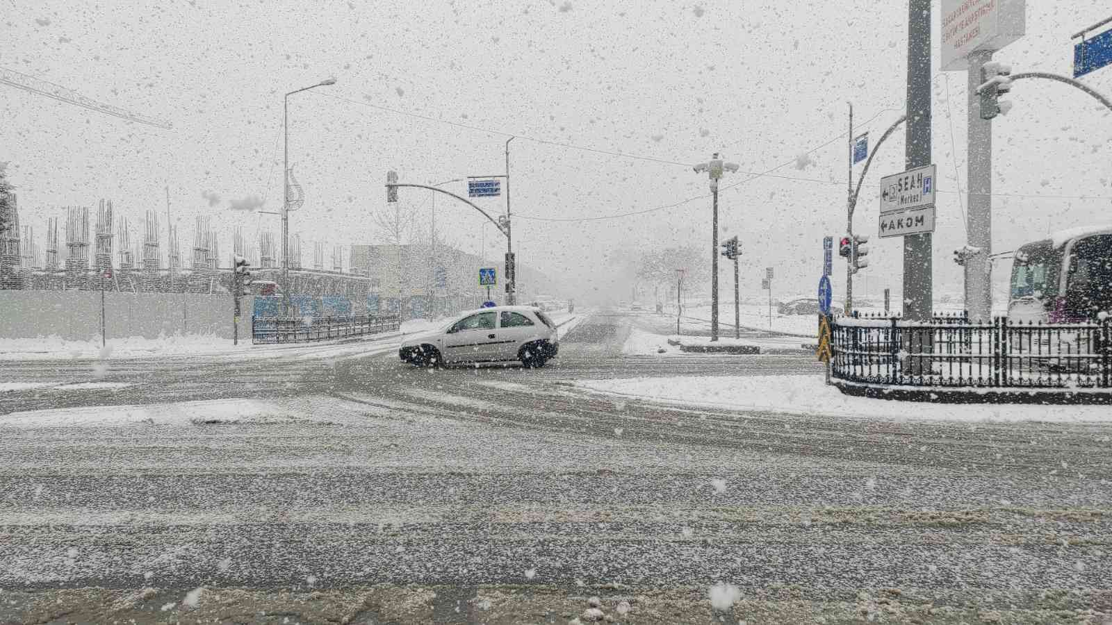 Sakarya’da etkisini göstermeye başlayan ve gece saatlerinde de devam eden kar yağışı sonrasında şehir güne karla uyandı. Meteoroloji Genel ...