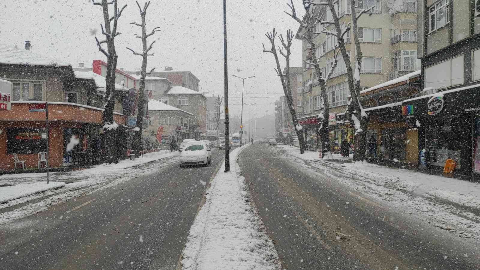 Sakarya’da etkisini göstermeye başlayan ve gece saatlerinde de devam eden kar yağışı sonrasında şehir güne karla uyandı. Meteoroloji Genel ...