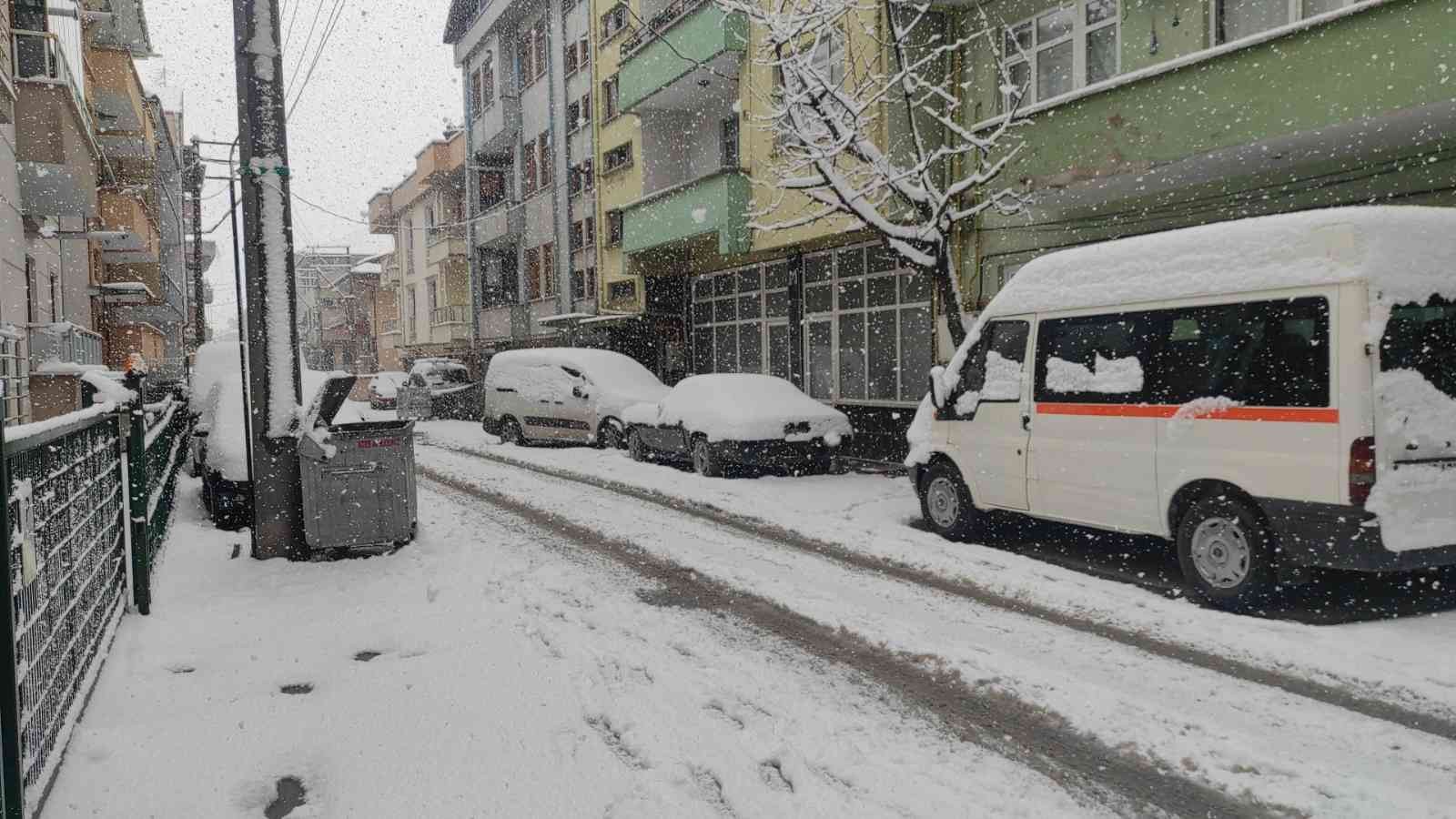 Sakarya’da etkisini göstermeye başlayan ve gece saatlerinde de devam eden kar yağışı sonrasında şehir güne karla uyandı. Meteoroloji Genel ...