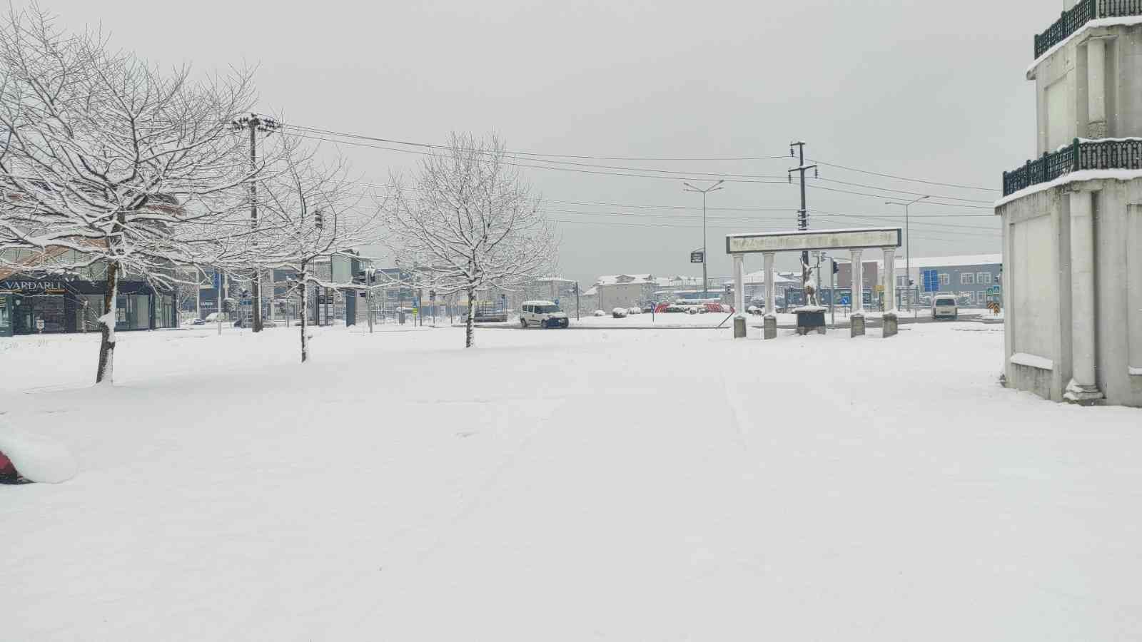 Sakarya’da etkisini göstermeye başlayan ve gece saatlerinde de devam eden kar yağışı sonrasında şehir güne karla uyandı. Meteoroloji Genel ...