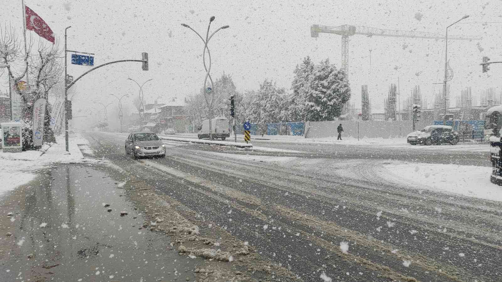 Sakarya’da etkisini göstermeye başlayan ve gece saatlerinde de devam eden kar yağışı sonrasında şehir güne karla uyandı. Meteoroloji Genel ...